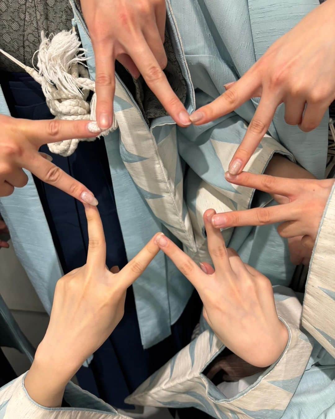 里菜さんのインスタグラム写真 - (里菜Instagram)「・ 新撰組・沖手総司を演じさせて頂きました  時代劇、男役、殺陣など､､､ まだ自分のやったことのない事ばかりで 戸惑いやどう演じるべきなのか 答えを探しながら見つけ出すのが難しかったです  作・演出をしてくださった矢﨑隼人さんをはじめ 殺陣師の奥住英明先生に殺陣付けをして頂き 普段からお世話になっている ボイストレーナーのMARICO先生 振付師のSAEKO先生 一緒に出演したキャストの皆さん 他にも沢山のスタッフの方々のお力を借りながら こうして終えることができました。  当日現場に入り沢山の方たちが この日のために動いてくださって 改めて今回この舞台に携わることが出来て いい経験をさせて頂けたなと感じます  足を運んでくれたみなさんも ペンライトを振ってくれたり声を出してくれたり とても温かい方たちばかりで 感謝の気持ちでいっぱいです お花も贈ってくれたみなさんありがとう  自分の中で新しいことに挑戦するという目標も 今回のやかんを通してチャレンジできたなと！ 今回沢山の方から学んだことを さらに伸ばしていけるように頑張りたいと思います🔥  毎日みんなに会っていたのに ぱったり会わなくなって急に寂しい気持ち😔 また集まれる日を願って💫  本当にありがとうございました！」12月7日 16時40分 - rina_crownpop