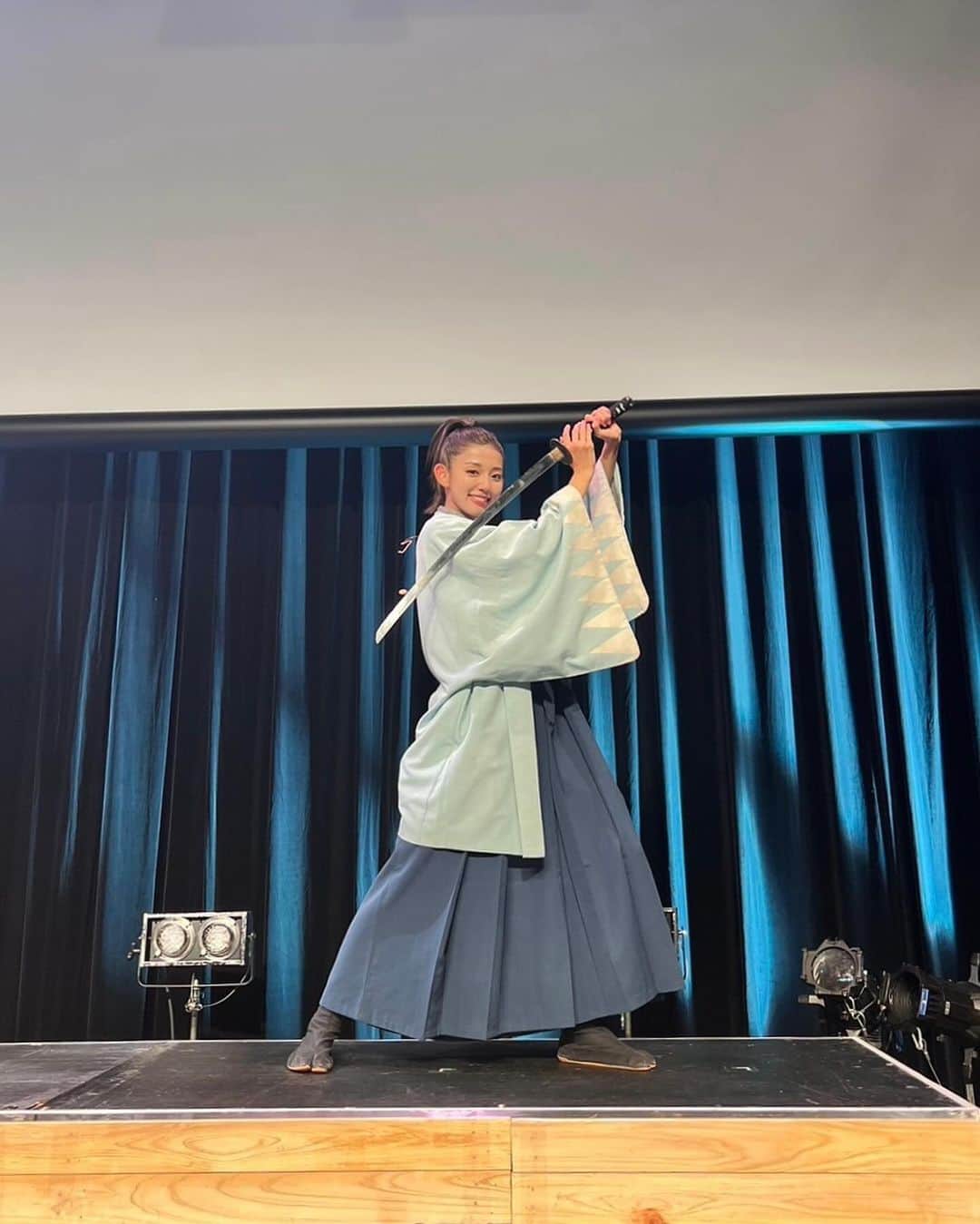 里菜さんのインスタグラム写真 - (里菜Instagram)「・ 新撰組・沖手総司を演じさせて頂きました  時代劇、男役、殺陣など､､､ まだ自分のやったことのない事ばかりで 戸惑いやどう演じるべきなのか 答えを探しながら見つけ出すのが難しかったです  作・演出をしてくださった矢﨑隼人さんをはじめ 殺陣師の奥住英明先生に殺陣付けをして頂き 普段からお世話になっている ボイストレーナーのMARICO先生 振付師のSAEKO先生 一緒に出演したキャストの皆さん 他にも沢山のスタッフの方々のお力を借りながら こうして終えることができました。  当日現場に入り沢山の方たちが この日のために動いてくださって 改めて今回この舞台に携わることが出来て いい経験をさせて頂けたなと感じます  足を運んでくれたみなさんも ペンライトを振ってくれたり声を出してくれたり とても温かい方たちばかりで 感謝の気持ちでいっぱいです お花も贈ってくれたみなさんありがとう  自分の中で新しいことに挑戦するという目標も 今回のやかんを通してチャレンジできたなと！ 今回沢山の方から学んだことを さらに伸ばしていけるように頑張りたいと思います🔥  毎日みんなに会っていたのに ぱったり会わなくなって急に寂しい気持ち😔 また集まれる日を願って💫  本当にありがとうございました！」12月7日 16時40分 - rina_crownpop
