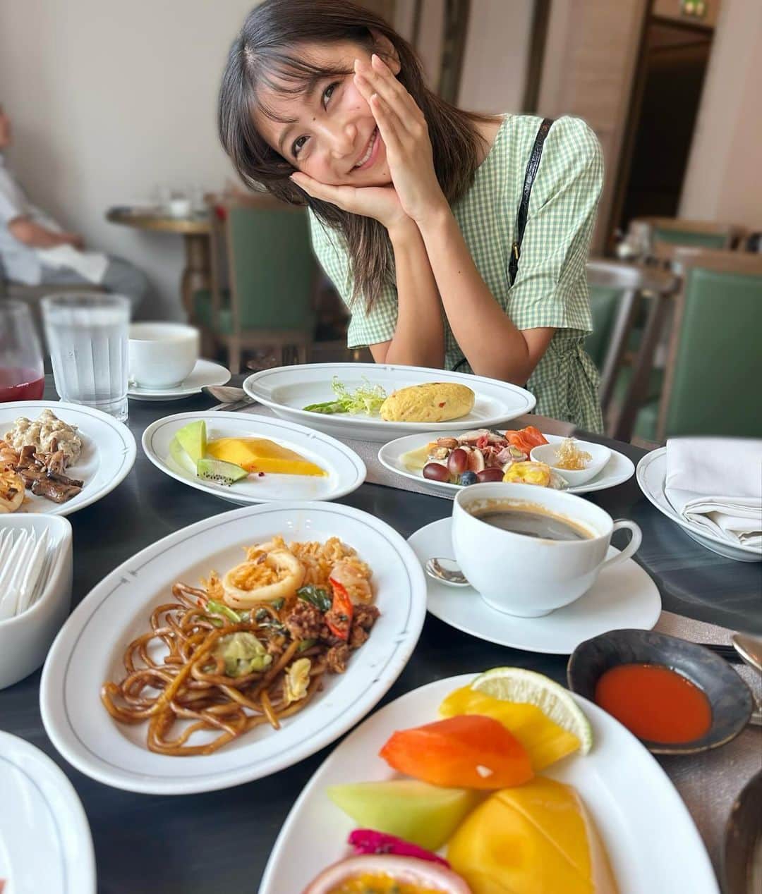 近藤夏子さんのインスタグラム写真 - (近藤夏子Instagram)「. 　  今回の母娘旅行のコンセプトはとにかくのんびりして１年間の頑張りを労わろう☺️💛笑  ちょっと贅沢に素敵なホテルを選びました。  朝からたっっっっぷり食べて お昼はお腹いっぱいの毎日でした💛笑 　 南国マレーシア育ちなので、南国フルーツが大好き🫶🏻 大大大満足でした。  備忘録としてしばらく旅行投稿させてください✨ 　 　 . #毎食たまご #タイ旅行 #母娘旅行 #ご褒美旅行」12月7日 16時41分 - kondokako0804
