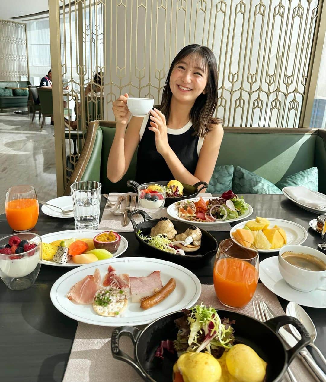 近藤夏子さんのインスタグラム写真 - (近藤夏子Instagram)「. 　  今回の母娘旅行のコンセプトはとにかくのんびりして１年間の頑張りを労わろう☺️💛笑  ちょっと贅沢に素敵なホテルを選びました。  朝からたっっっっぷり食べて お昼はお腹いっぱいの毎日でした💛笑 　 南国マレーシア育ちなので、南国フルーツが大好き🫶🏻 大大大満足でした。  備忘録としてしばらく旅行投稿させてください✨ 　 　 . #毎食たまご #タイ旅行 #母娘旅行 #ご褒美旅行」12月7日 16時41分 - kondokako0804