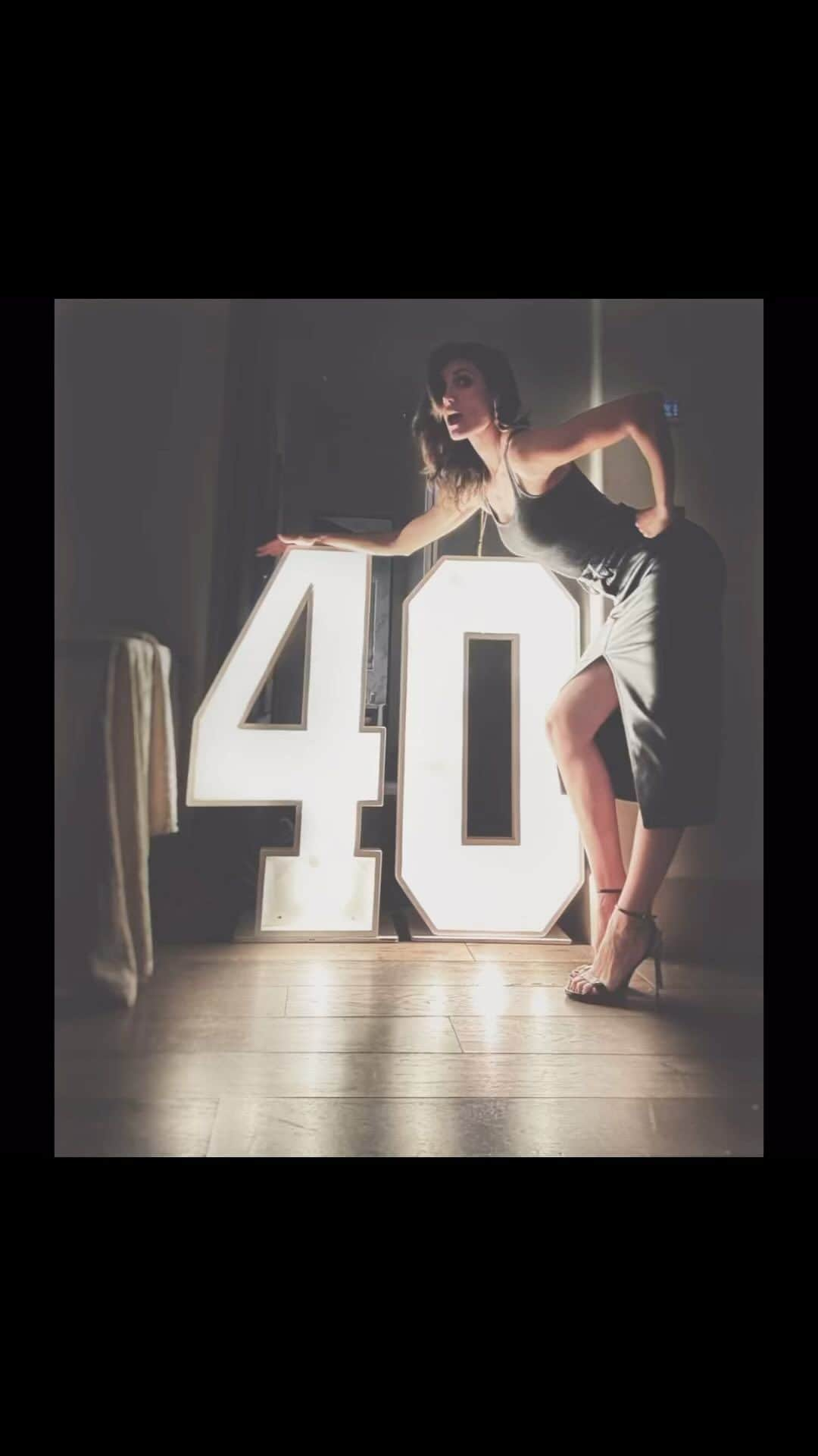 ダニエラ・ルーアのインスタグラム：「I was born during Hanukkah so its only fitting to post this video almost a week after my birthday 😂 On Saturday I celebrated 40 years of life, love, health & happiness, pitfalls, good & bad decisions, lessons learned and just gratitude. I wish I had photos of more friends who celebrated with me but I didn’t take as many as I should have 🫣 Thank you to everyone who has sent such loving messages, I’m truly thankful for the life I lead and everyone in it. Here’s to another year around the sun 🌞  . Nasci durante Hanukkah (que começa hoje) por isso parece-me apropriado postar este video com quase uma semana de atraso após os meus anos 😂 No sábado celebrei 40 anos de vida, amor, saúde & felicidade, momentos baixos, boas e ás decisões, lições que aprendi e muita gratidão. Gostava de ter mais fotos para partilhar mas tirei poucas nessa noite 🫣 Obrigada a todos que me mandaram msgs tão bonitas! Sinto-me mesmo agradecida pela vida e pelos que me rodeiam dentro dela. Aqui vai mais um ano à volta do sol 🌞  . #birthdaygirl #thisis40 #lovelife #celebrate #happy」