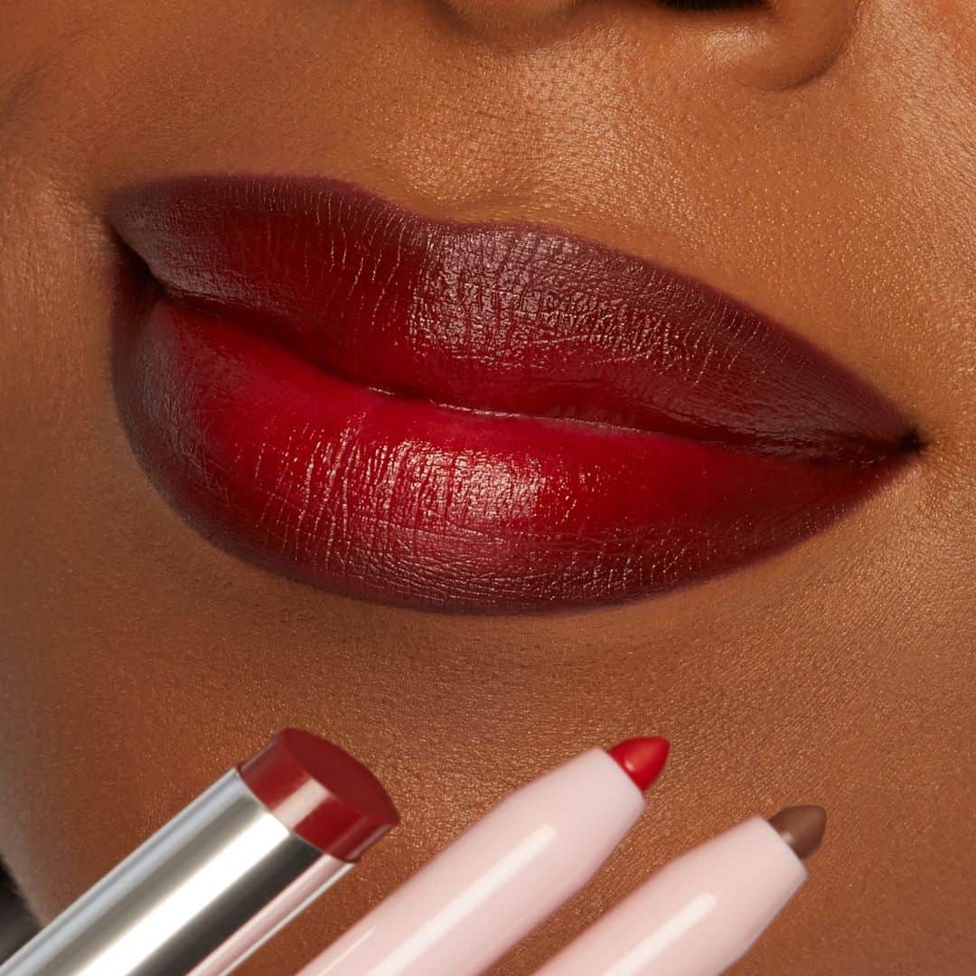 Tarte Cosmeticsのインスタグラム：「It's officially red lip szn & we're OBSESSED! 😍❤️ Achieve this sultry ombre red lip for the most gorgeous holiday look.  💋 maracuja juicy lip creme in 'Cranberry' 💋 maracuja juicy lip liner in 'Red' & 'Brown'  #tartecosmetics #rethinknatural」