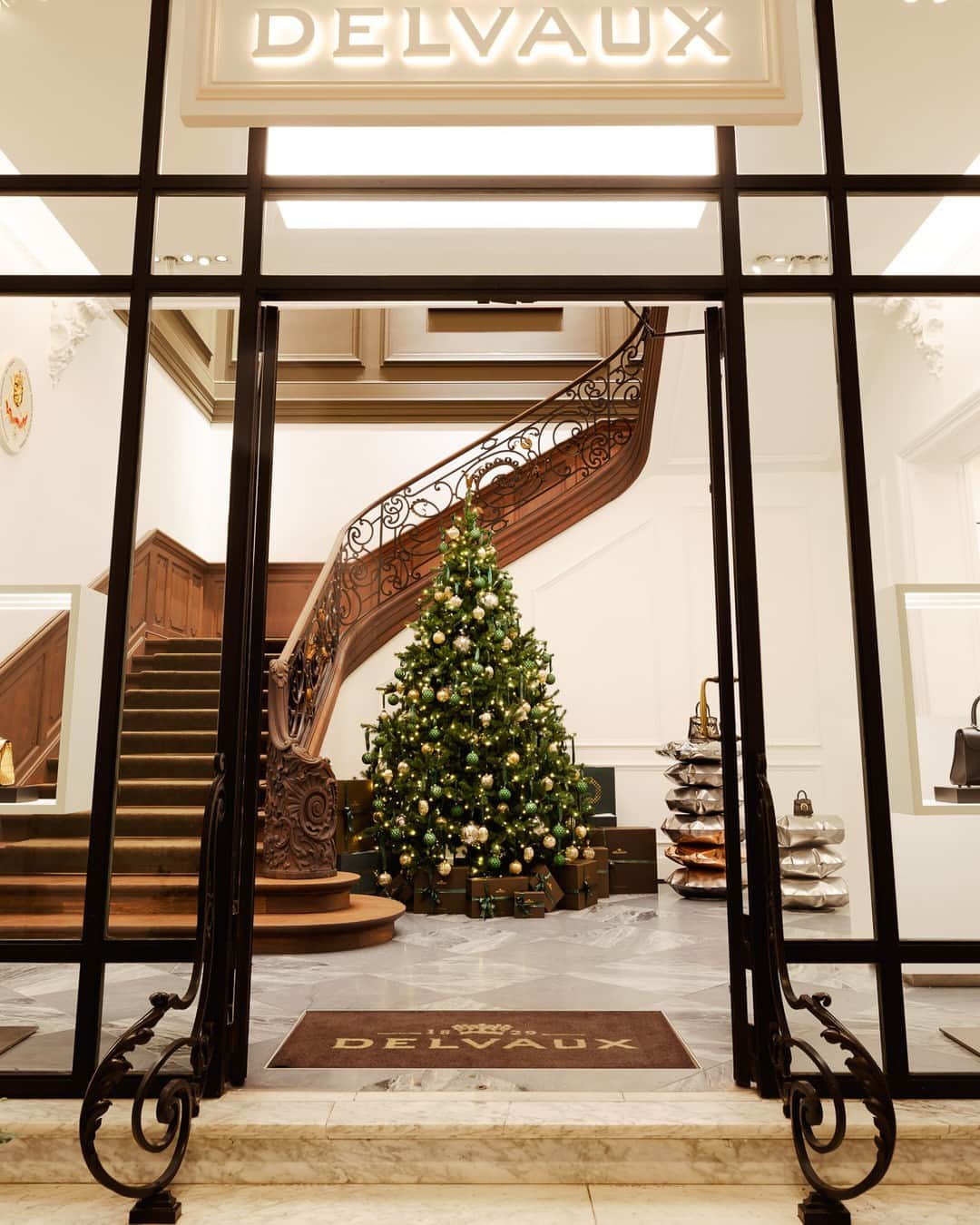 デルボーさんのインスタグラム写真 - (デルボーInstagram)「D-21 before Christmas.  Be our guest. ⁣ ⁣Come experience the holiday spirit in one of our spectacular boutiques this month!⁣ ⁣ #Delvaux」12月8日 2時08分 - delvaux