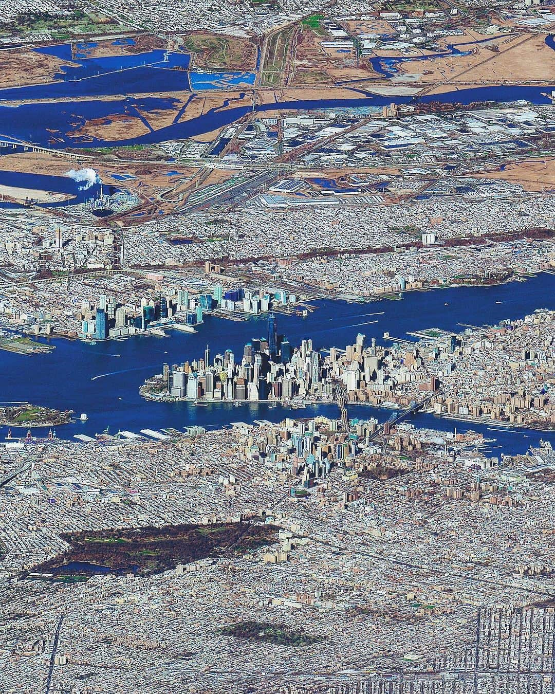 Daily Overviewのインスタグラム：「Just 10 days left of our HOLIDAY SALE! Use discount code “HOLIDAY20” now through 12/17 to get 20% off anything in our Printshop, including framed prints.  Maybe you’d like this low-angle shot of New York City to hang on your wall? With large print sizes available, you’ll clearly see the “Big Apple” and its popular landmarks, including Central Park, the Empire State Building, Brooklyn Bridge and One World Trade Center.  Link in bio to see all available prints. Please note that the 20% discount is automatically applied to framed prints on the Level Frames website.  Created by @dailyoverview  Source imagery: @maxartechnologies」