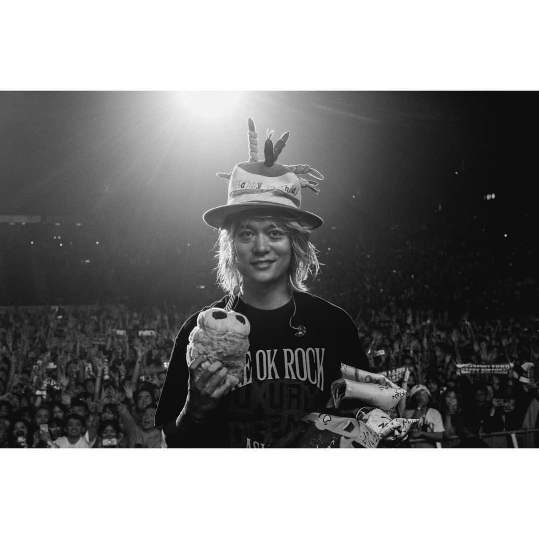 Ryota のインスタグラム：「誕生日おめでとう！ タイミング的にトオルの誕生日は海外で過ごすこと多いけど、、、来年は俺らどこにいるやろね！？🤔🌏 35歳も楽しんでや〜👍」