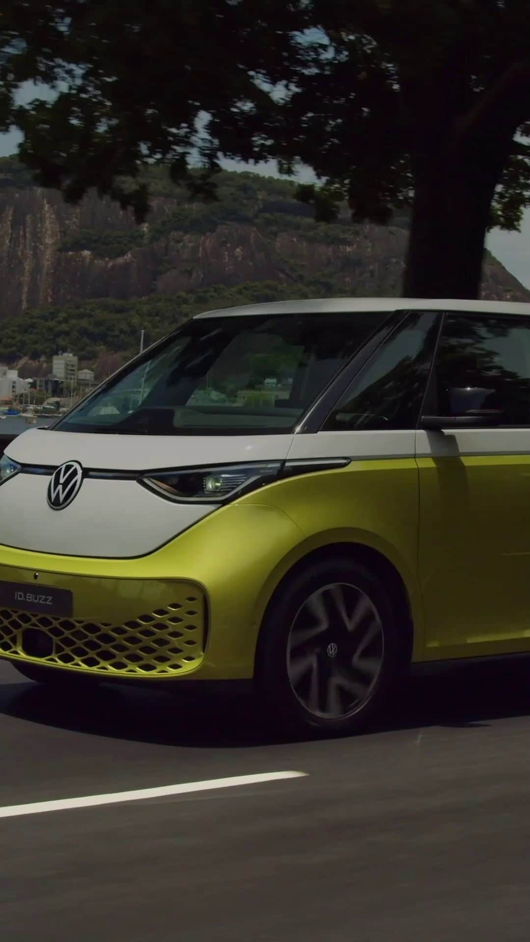 Volkswagen do Brasilのインスタグラム：「Para dar um play na vida, basta dar um play no ID. Buzz. A nova Kombi 100% elétrica tem bancos ajustáveis e com massageadores para revolucionar os nossos caminhos com muito conforto. #VWBrasil #IDBuzz  #VWParaTodos  Vídeo de um Volkswagen ID. Buzz amarelo e branco em um dia de sol no Rio de Janeiro. Inicio mostrando a parte da frente do carro passando por uma rua de asfalto com o mar e um morro ao fundo e o texto: "Novo VW ID. Buzz". Corta para detalhes do banco dianteiro e o texto: "Bancos dianteiros com massageador". Corta para os bancos traseiros e as portas abertas com o mar ao fundo e o texto: "Banco traseiro com ajuste horizontal e vertical". Corta para as portas laterais se abrindo, deslizando, e o texto: "Portas laterais corrediças com abertura e fechamento elétrico". Corta para o porta malas se abrindo com o Pão de Açúcar ao fundo e o texto: "Porta-malas de 1121 litros". Corta para um homem de costas, segurando uma prancha de surf visto por dentro do carro. Finaliza com as portas laterais se abrindo, o Pão de Açúcar ao fundo e o texto: "ID. Buzz".」