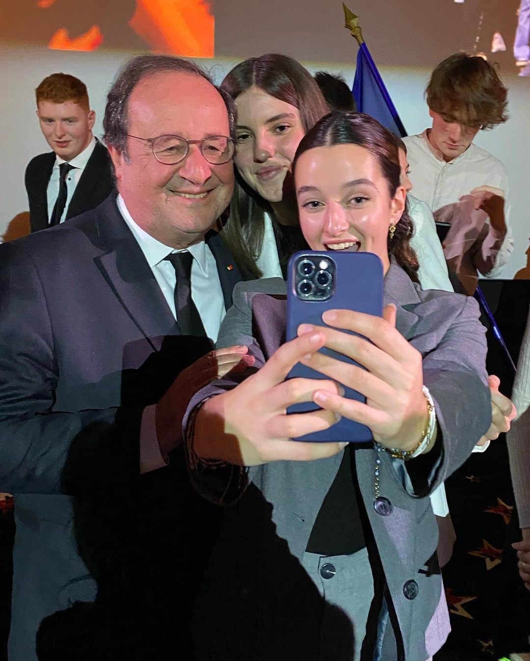 フランソワ・オランドさんのインスタグラム写真 - (フランソワ・オランドInstagram)「Depuis 2017 je sillonne la France pour venir vous rencontrer, dans vos collèges, vos lycées, vos universités, vos associations. Votre exigence, votre énergie, votre curiosité me sont précieux. Vos questions et vos interpellations donnent des raisons de croire en notre jeunesse et d’avoir confiance en l’avenir. Merci !」12月8日 2時28分 - fhollande