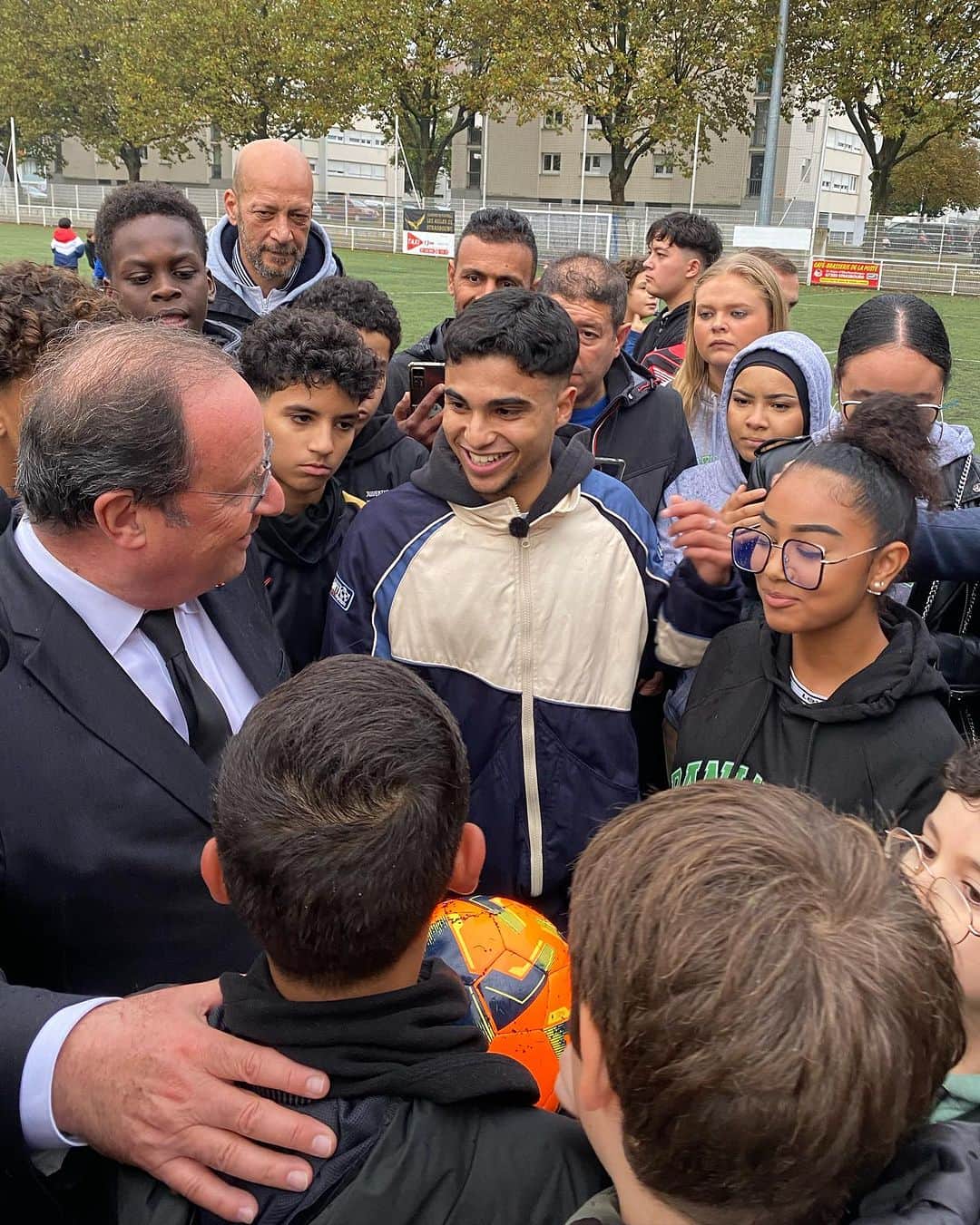 フランソワ・オランドのインスタグラム：「Depuis 2017 je sillonne la France pour venir vous rencontrer, dans vos collèges, vos lycées, vos universités, vos associations. Votre exigence, votre énergie, votre curiosité me sont précieux. Vos questions et vos interpellations donnent des raisons de croire en notre jeunesse et d’avoir confiance en l’avenir. Merci !」