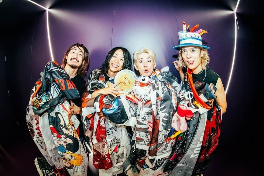 Toru さんのインスタグラム写真 - (Toru Instagram)「ただいま香港！！めちゃくちゃ最高な時間と共にたくさんの愛をありがとう！特別な12月7日になりました。もう35かぁー、バンドももうすぐ20年かぁー、と思うとこんな奇跡的なバンドを作って、そして続けてきてほんまに良かったなとステージ上から今夜改めて感じたよ。続けることってそう簡単じゃないけど本気で突き進められるメンバーが集まれば結果最強で気づけば歳重ねてるんよね。このバンドに全身全霊かけてきたことは間違いない。また次のステップへ、応援してくれてる皆いつもありがとう！ #oneokrock #luxurydisease 📸 @ruihashimoto」12月8日 2時29分 - toru_10969