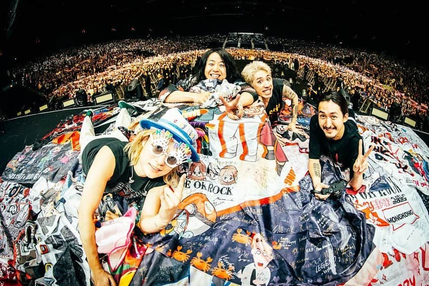 Toru のインスタグラム：「ただいま香港！！めちゃくちゃ最高な時間と共にたくさんの愛をありがとう！特別な12月7日になりました。もう35かぁー、バンドももうすぐ20年かぁー、と思うとこんな奇跡的なバンドを作って、そして続けてきてほんまに良かったなとステージ上から今夜改めて感じたよ。続けることってそう簡単じゃないけど本気で突き進められるメンバーが集まれば結果最強で気づけば歳重ねてるんよね。このバンドに全身全霊かけてきたことは間違いない。また次のステップへ、応援してくれてる皆いつもありがとう！ #oneokrock #luxurydisease 📸 @ruihashimoto」