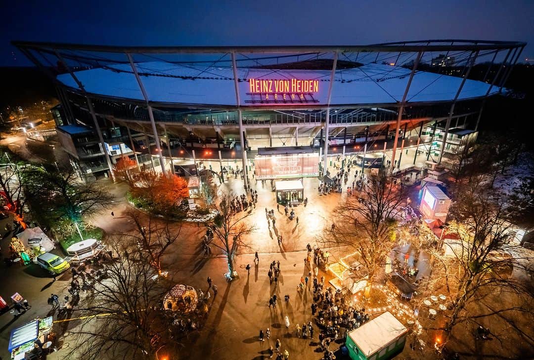 のインスタグラム：「Noch einmal schlafen! 😍  📸: Kai Weise  #H96KSC #H96 #Hannover96 #NiemalsAllein ⚫⚪💚」