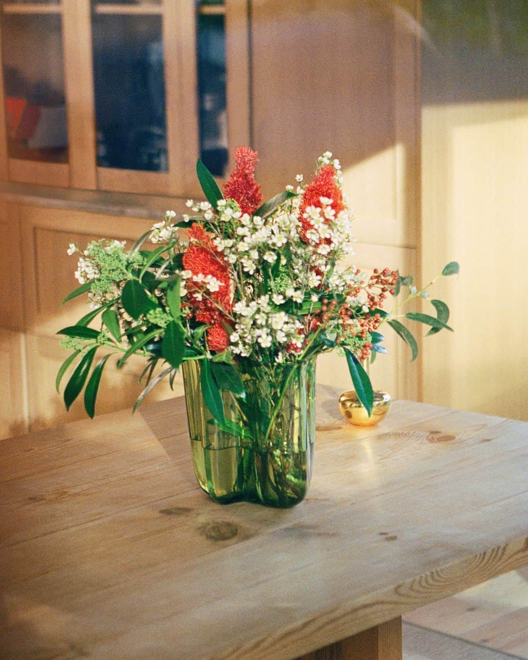 ARKETのインスタグラム：「Back in stock - our Glass Vase in green. Designed with an organic irregular shape, it's ideal for bouquets with varied heights, treats or as a stand alone piece. Explore all of our newest homeware pieces: link in bio. - #ARKET」