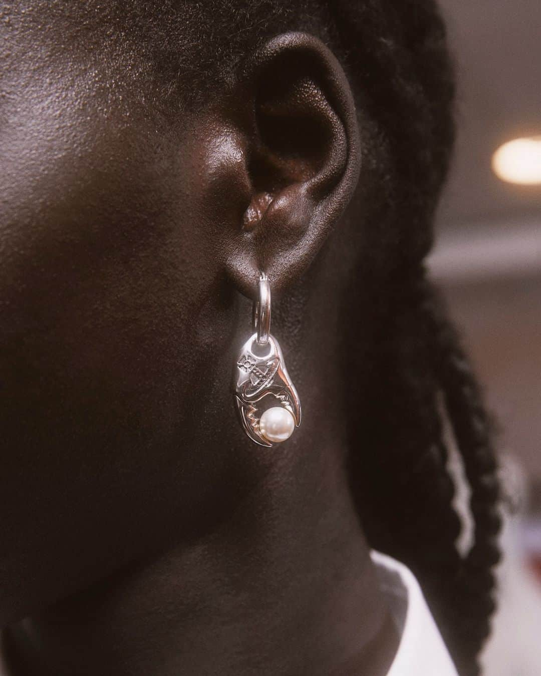 ヴィヴィアンウエストウッドのインスタグラム：「Our Freda earrings are now available online and across our boutiques - complete with glass pearls and our signature engraved orb.⁠ ⁠ Now available online and across our boutiques.⁠ ⁠  #VWSS24」