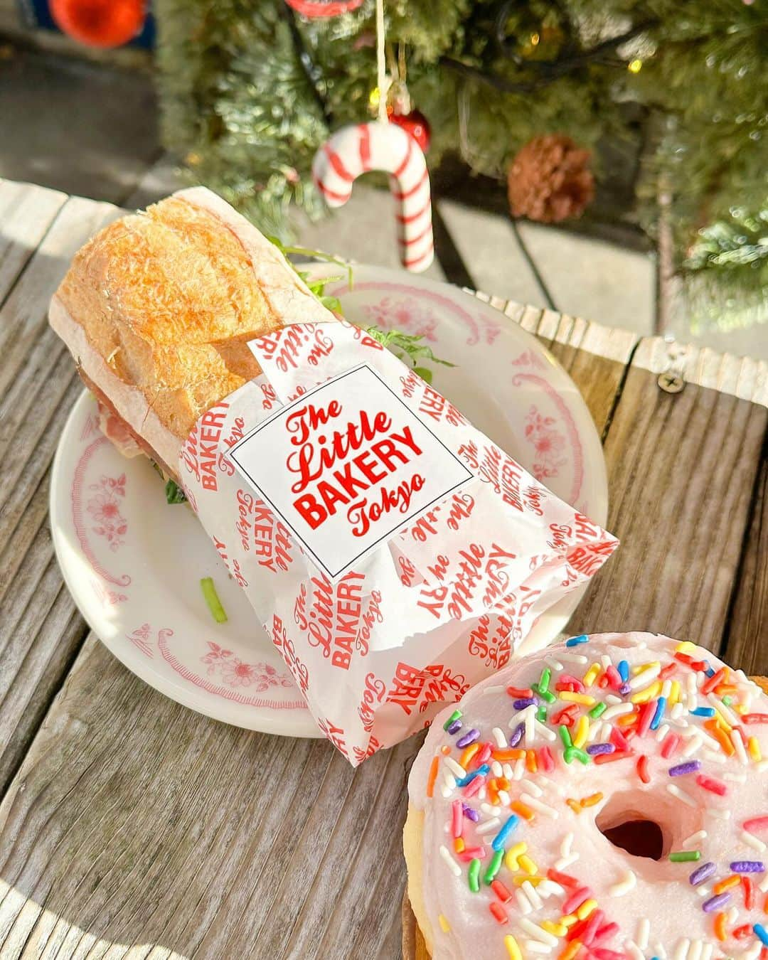 谷口夢奈さんのインスタグラム写真 - (谷口夢奈Instagram)「🍩 ⁡ ⁡ クリスマスメニューがどこもかわいい😭 色々言ってるから載せてくね〜🎄 ⁡ 久々の『The Little BAKERY』🥪 もちもちな生地が美味しい〜！ たくさん種類があるから迷う🥹 ⁡ ⁡ ⁡ #thelittlebakery #bakery #donuts #ドーナツ #クリスマスメニュー #原宿カフェ #表参道カフェ #셀스타그램 #얼스타그램 #데일리룩 #오오티디 #카페 #먹스타그램 #맛스타그램」12月10日 18時00分 - yuna_tani