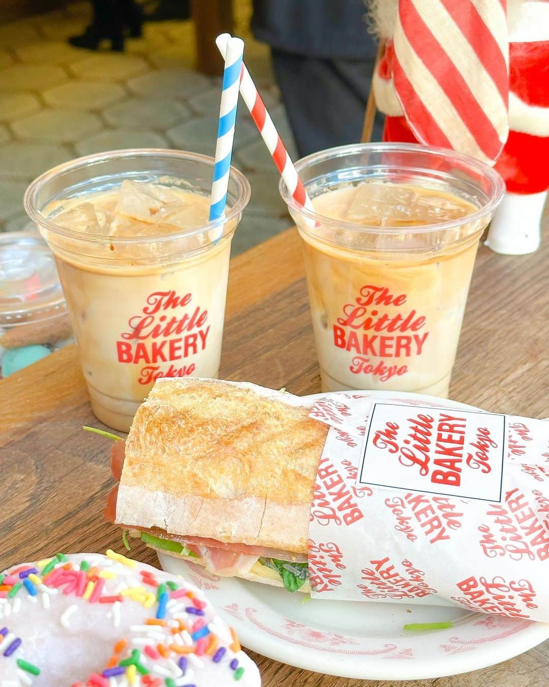 谷口夢奈さんのインスタグラム写真 - (谷口夢奈Instagram)「🍩 ⁡ ⁡ クリスマスメニューがどこもかわいい😭 色々言ってるから載せてくね〜🎄 ⁡ 久々の『The Little BAKERY』🥪 もちもちな生地が美味しい〜！ たくさん種類があるから迷う🥹 ⁡ ⁡ ⁡ #thelittlebakery #bakery #donuts #ドーナツ #クリスマスメニュー #原宿カフェ #表参道カフェ #셀스타그램 #얼스타그램 #데일리룩 #오오티디 #카페 #먹스타그램 #맛스타그램」12月10日 18時00分 - yuna_tani