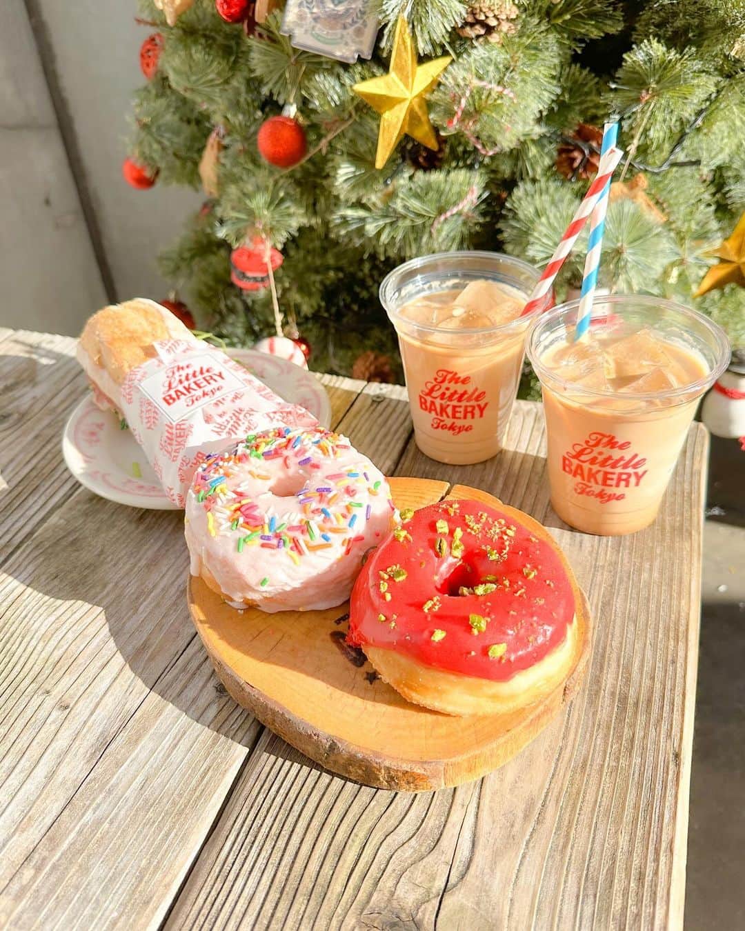 谷口夢奈さんのインスタグラム写真 - (谷口夢奈Instagram)「🍩 ⁡ ⁡ クリスマスメニューがどこもかわいい😭 色々言ってるから載せてくね〜🎄 ⁡ 久々の『The Little BAKERY』🥪 もちもちな生地が美味しい〜！ たくさん種類があるから迷う🥹 ⁡ ⁡ ⁡ #thelittlebakery #bakery #donuts #ドーナツ #クリスマスメニュー #原宿カフェ #表参道カフェ #셀스타그램 #얼스타그램 #데일리룩 #오오티디 #카페 #먹스타그램 #맛스타그램」12月10日 18時00分 - yuna_tani