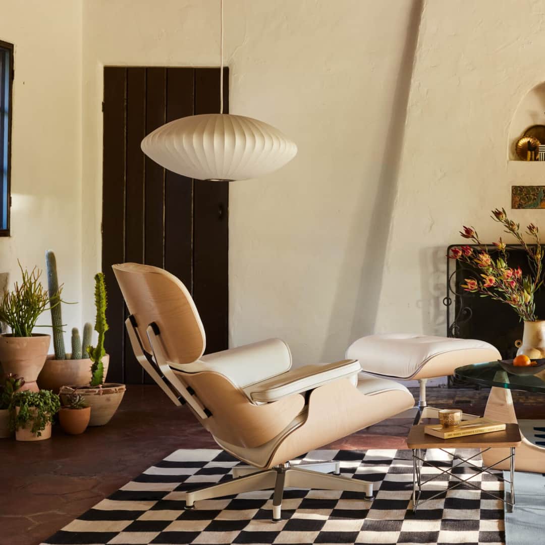 Herman Miller （ハーマンミラー）のインスタグラム：「Believing in the importance of taking pleasure seriously, Charles and Ray Eames designed inviting furnishings that provide comfort and beauty—now and for generations to come. Click link in bio to Shop Eames.」