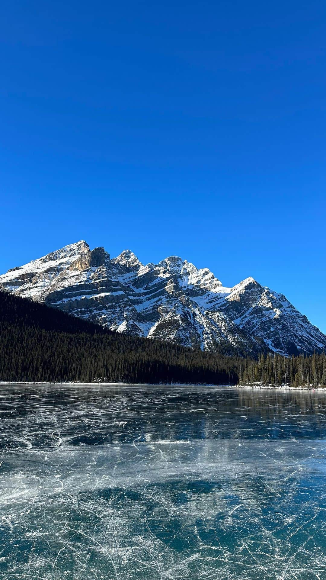 ブライス・シューダックのインスタグラム：「This is my kind of heaven.   Filmed by @desireeamos_ and @paulzizkaphoto   #wildice #banffnationalpark #frozenlake #canadianrockies #alberta #figureskating」