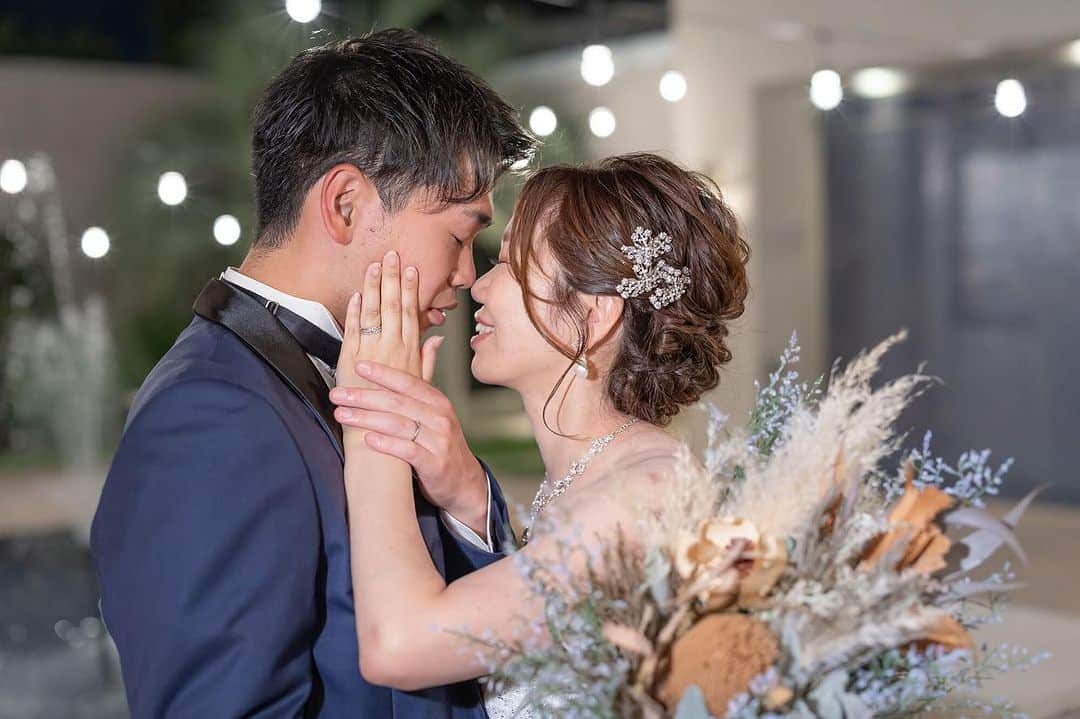 結婚式場 ヒルズスィーツ宇都宮ブリーズテラスさんのインスタグラム写真 - (結婚式場 ヒルズスィーツ宇都宮ブリーズテラスInstagram)「セイシェル会場のナイトフォト📷  水面に写るおふたりの姿と キラキラ光るライトが幻想的に…♡  ____  新郎新婦のリアルなお声や こだわりポイントなどを 公式HPに掲載しております  ヒルズスィーツのTOPページより ぜひご覧くださいませ♡ @hillssweets_wedding  ___  #wedding #栃木結婚式場 #ヒルズスィーツ宇都宮ブリーズテラス #ヒルズ花嫁 #ナイトフォト #リゾートウェディング」12月8日 19時10分 - hillssweets_wedding