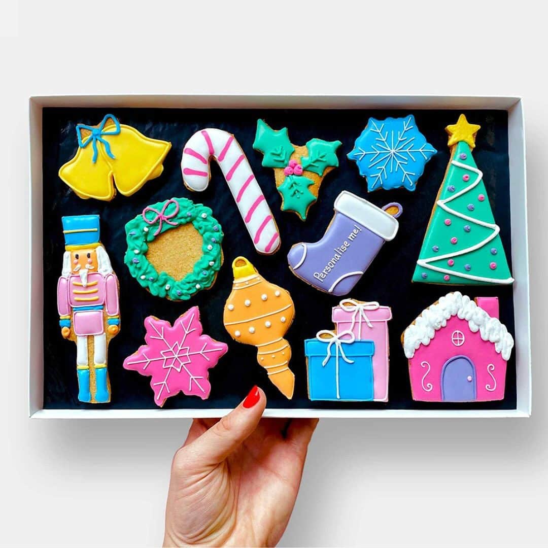 アロマセラピーアソシエイツさんのインスタグラム写真 - (アロマセラピーアソシエイツInstagram)「🎄 12 Days of Christmas 🎄On the 7th day of #12daysofchristmas we have partnered with @baked.by.steph to bring one lucky winner delightful treats 🍪 A delicious Classic Christmas Box and Custom Aromatherapy Associates Cookies and a Wellbeing Gift Set plus a Full Size Bath & Shower Oil of your choice! 🌟 All you have to do is:   🌟Follow @aromatherapyassociates & @ baked.by.steph 🌟Tag a friend who would love to win this   🌟 Share on stories    #12daysofchristmas #AromatherapyAssociates #Christmas #BakedBySteph     Giveaway ends on 9th December , 16:00 GMT  🚨Please be mindful of fake accounts 🚨 The competition is in no way sponsored, endorsed or administered by, or associated with Instagram and Meta. You will be contacted only by the OFFICIAL @aromatherapyassociates & @baked.by.steph account. The prize is non-transferable, and no cash alternatives will be offered. Open to the UK only.」12月8日 2時33分 - aromatherapyassociates
