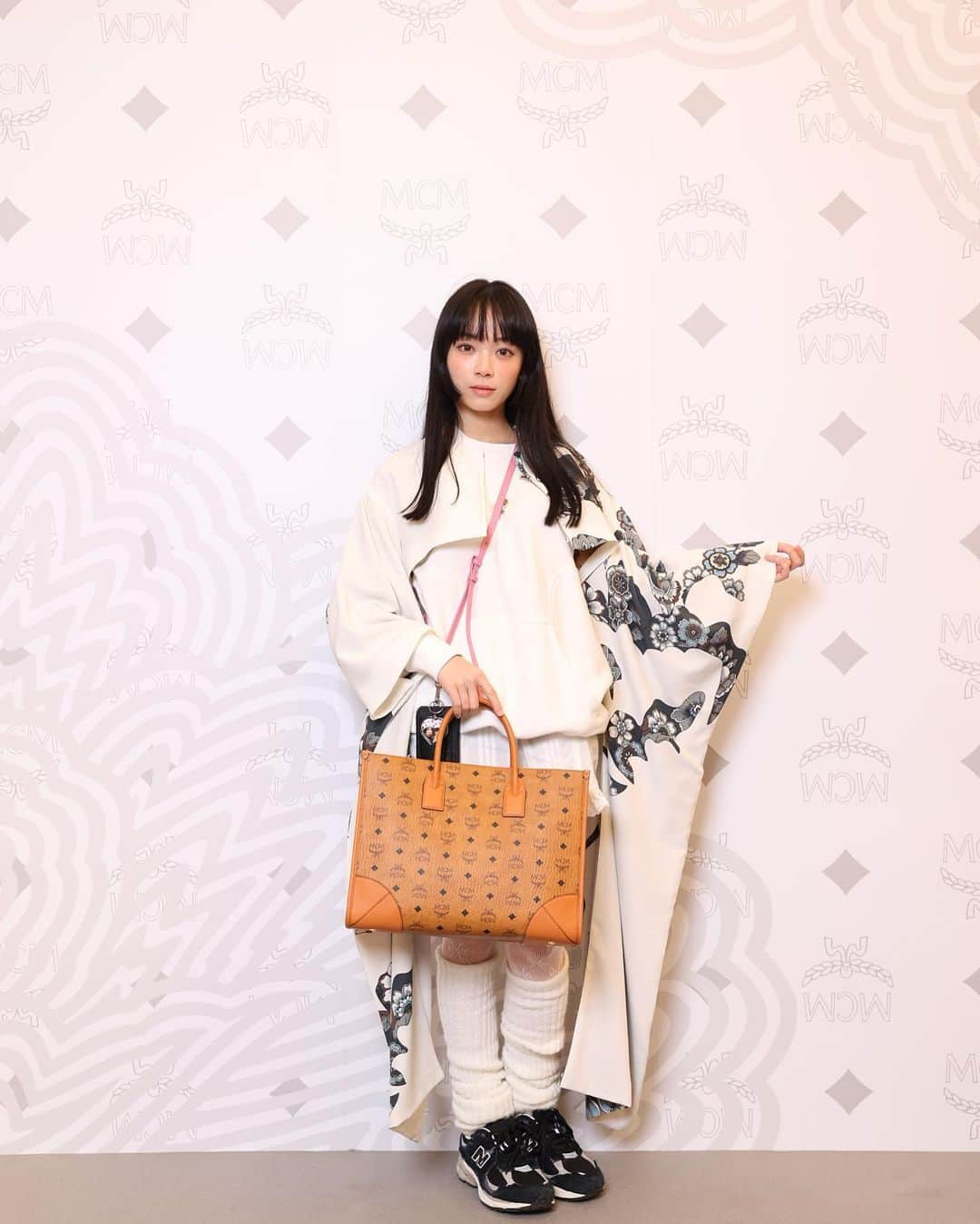 ゆらさんのインスタグラム写真 - (ゆらInstagram)「「JOTARO SAITO × MCM 」LAUNCH  PARTYに行ってきたよ 早速コラボアイテムを羽織らせて頂きました🌱 MCMって総柄のイメージだったけど、総柄じゃないバッグもあって可愛すぎたよ！ あと最近はどこ行ってもクリスマスイメージが多くて結構わくわくするね  #MCM #JOTAROSAITOxMCM #PR」12月8日 2時56分 - yura_pk