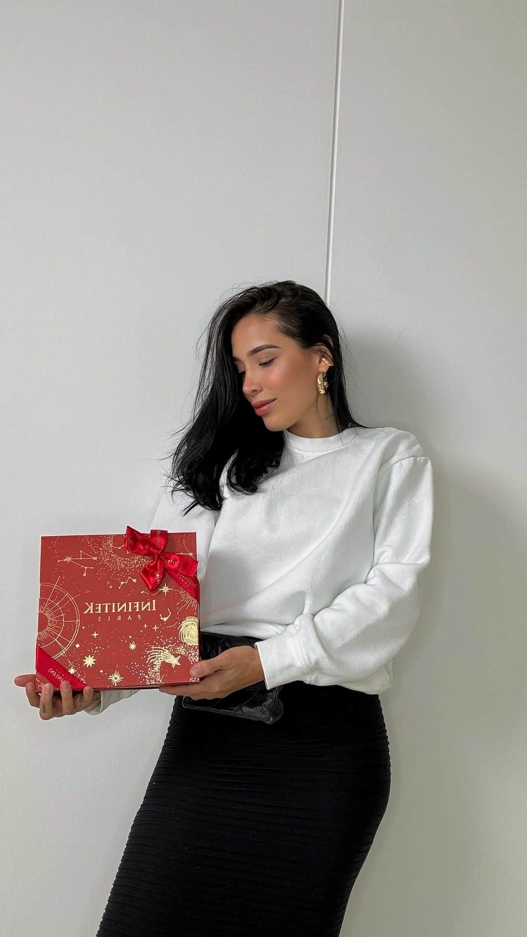 Luisa Fernanda Wのインスタグラム：「El mejor regalo de amor propio que todos nos podemos dar es cuidar de nuestra piel con la ASTRO box♥️ El empaque edición especial de navidad de @infinitekparis_col, que trae todos mis favoritos para lucir una piel hermosa, radiante y juvenil. Consiguela en www.infinitekparis.com」