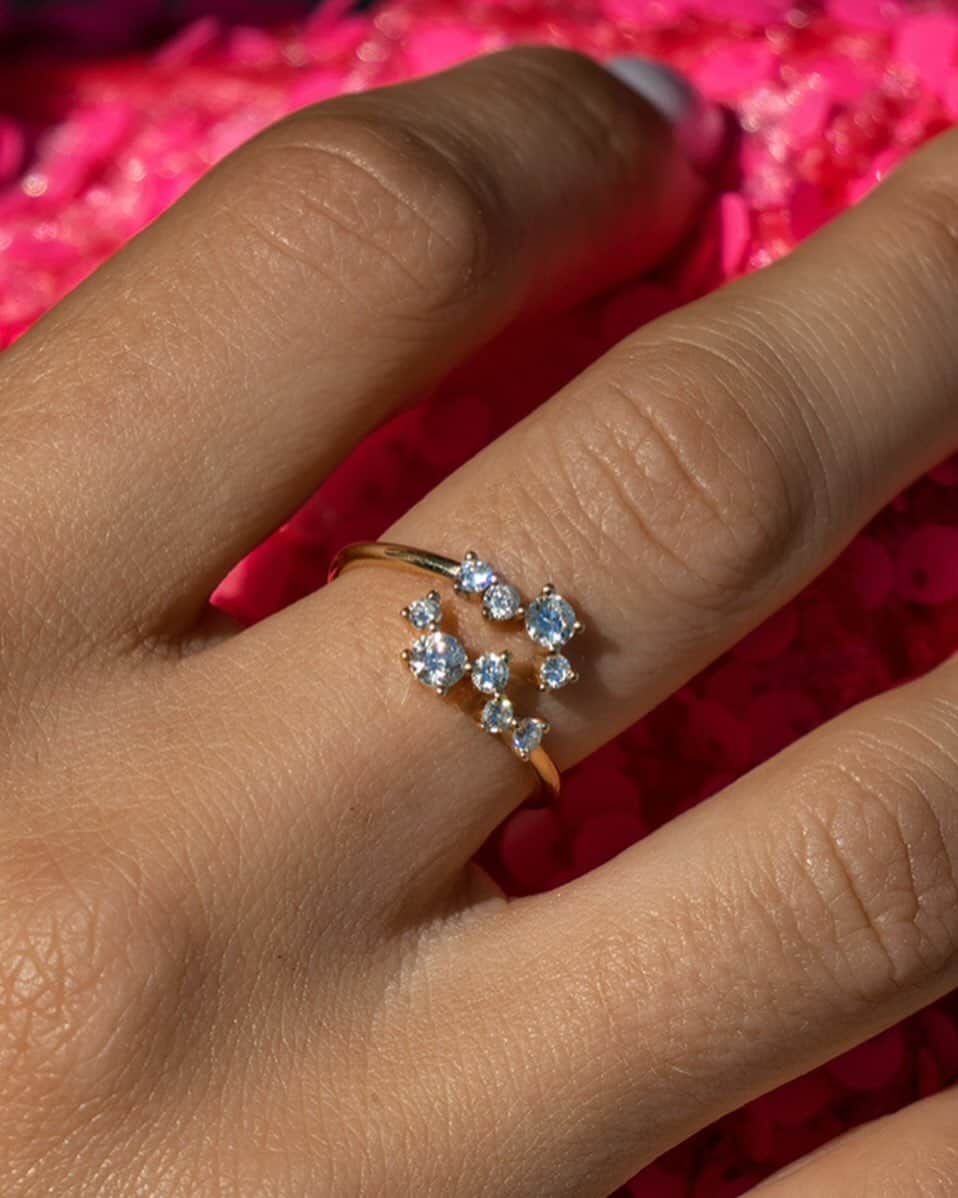 Carolineのインスタグラム：「CONCOURS avec @heloiseetabelardjewelry ✨  En joaillerie rien ne se perd, tout se transmet et se transforme. Leurs bijoux sont fabriqués à Paris, exclusivement à partir d’or 18 carats recyclé et de diamants de seconde main, provenant de bijoux démodés, achetés, expertisés puis transformés par leur soin.   Aujourd’hui, j’ai l’immense honneur de vous permettre de remporter la bague Suzanne, d’une valeur de 2900€.   Pour participer :  - être abonné à mon compte et à @heloiseetabelardjewelry  - like ce post  - commente en invitant deux amies en commentaire :)  Bonne chance à toutes !   Publicité」