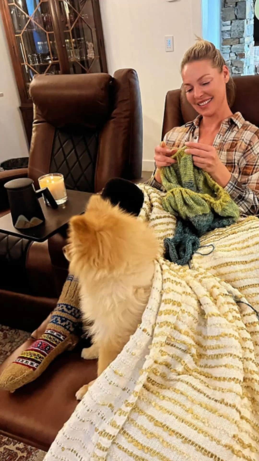 キャサリン・ハイグルのインスタグラム：「Just tried on these cozy knitted socks and I'm in love. Waffles is also a fan! By choosing Fazl knitwear at NewLaneRoad.com, you're supporting a beautiful cycle of giving. From providing food and shelter for orphaned children to empowering women with fair wages, every purchase makes a difference. Each piece tells a story of tradition and skill, crafted by the talented hands of some amazing women in the Himalayas. So now you can be warm and stylish this winter! @newlaneroad  #NewLaneRoad #NLRM #Knitwear #Fazl」