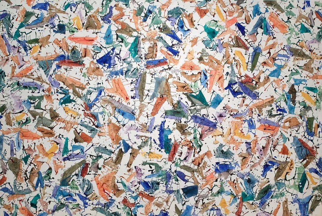 ガゴシアン・ギャラリーさんのインスタグラム写真 - (ガゴシアン・ギャラリーInstagram)「Simon Hantaï was born in Bia, Hungary, on this day, December 7, in 1922. Known for his kaleidoscopic abstract works, Hantaï originated the technique of "pliage (folding)," in which a canvas is crumpled and knotted, uniformly painted over, and then spread out to reveal a matrix of alternations between pigment and ground.   "Folding," an exhibition of nine works by Hantaï made between 1960 and 1984, is currently on view at Espace Louis Vuitton Osaka, Japan. It is presented as part of Fondation Louis Vuitton’s Hors-les-murs program, which introduces the Fondation’s collection to a broad international audience. Follow the link in our bio to learn more.  __________ #SimonHantai #FondationLV #Gagosian  (1) Simon Hantaï, "Sans Titre #503, Paris," 1984. Photo: Marc Domage (@marcdomage)/Louis Vuitton; (2) Installation view, "Simon Hantaï: Folding," Espace Louis Vuitton Osaka, Japan, September 28, 2023–February 4, 2024. Photo: Jérémie Souteyrat (@jeremiesouteyrat)/Louis Vuitton; (3) Simon Hantaï, "Tabula," 1975 (detail). Photo: Louis Bourjac (@louisbourjac)/Primae; Artwork © Archives Simon Hantaï/ADAGP, Paris, 2023」12月8日 3時24分 - gagosian