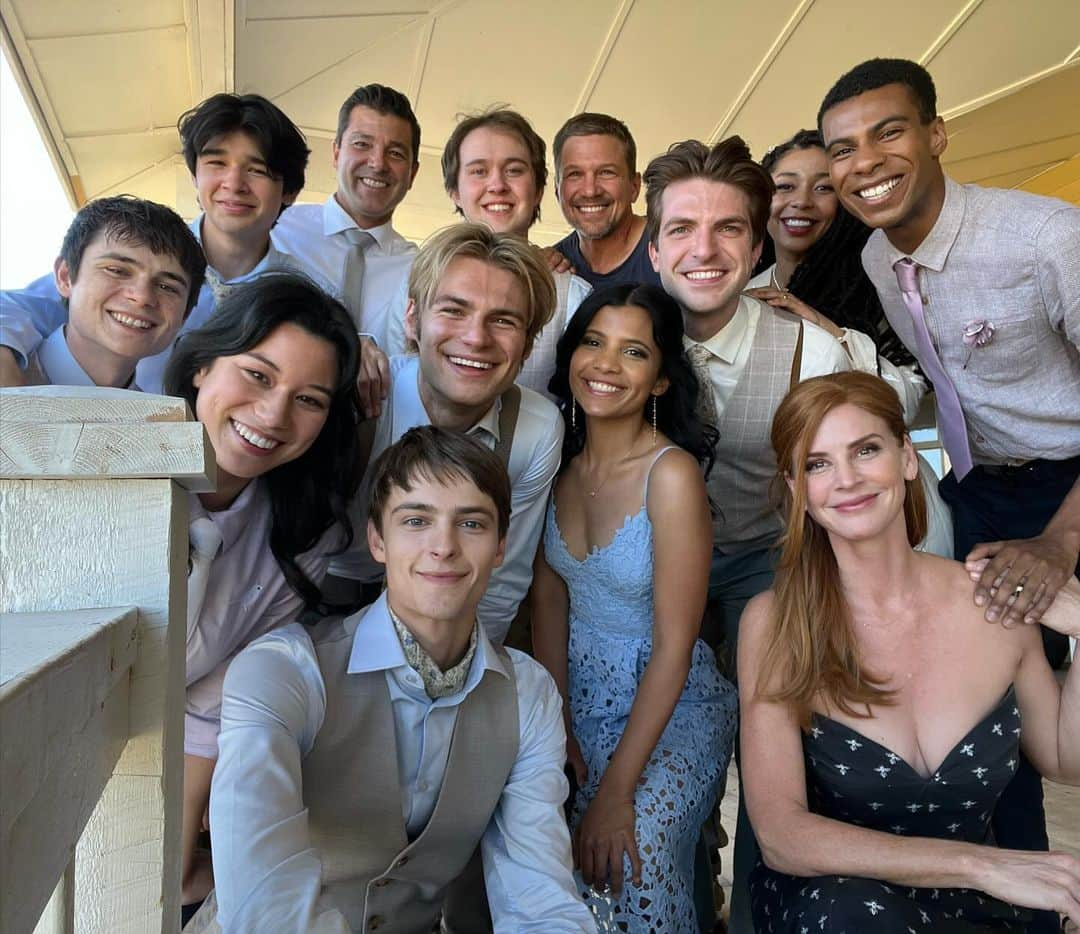 サラ・ラファティのインスタグラム：「Proudest pretend mom on the planet. Excited for you to meet and fall in love with my big and beautiful inside and out, fake family. My life with the #thewalterboys drops today on @netflix. More proud mom pics to follow.」