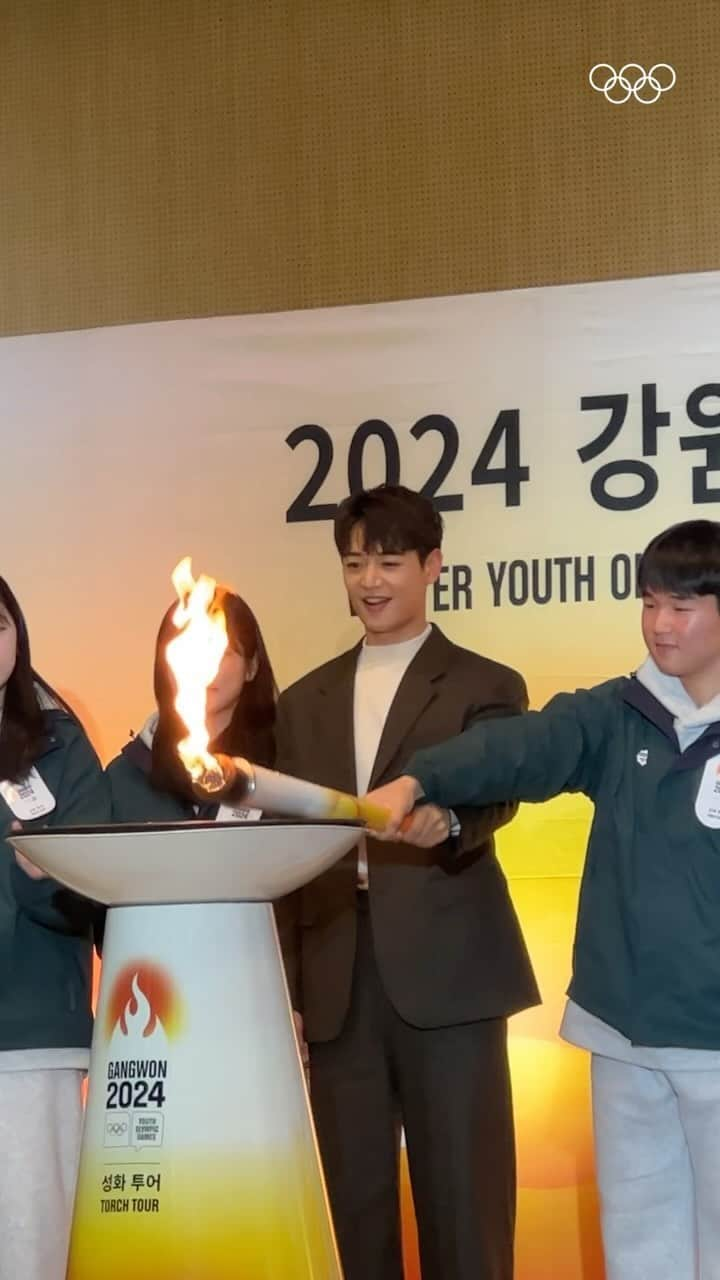 オリンピックのインスタグラム：「Witness one of our Olympic™ friends and K-pop star #MINHO from #SHINee light up the torch tour! 🌟 Our mascot couldn’t contain the excitement! 🫰🤩  Don’t miss out! Grab your tickets now and be part of the #Gangwon2024 experience ❄️🎿🏅  #민호 #MINHO #SHINee #샤이니」