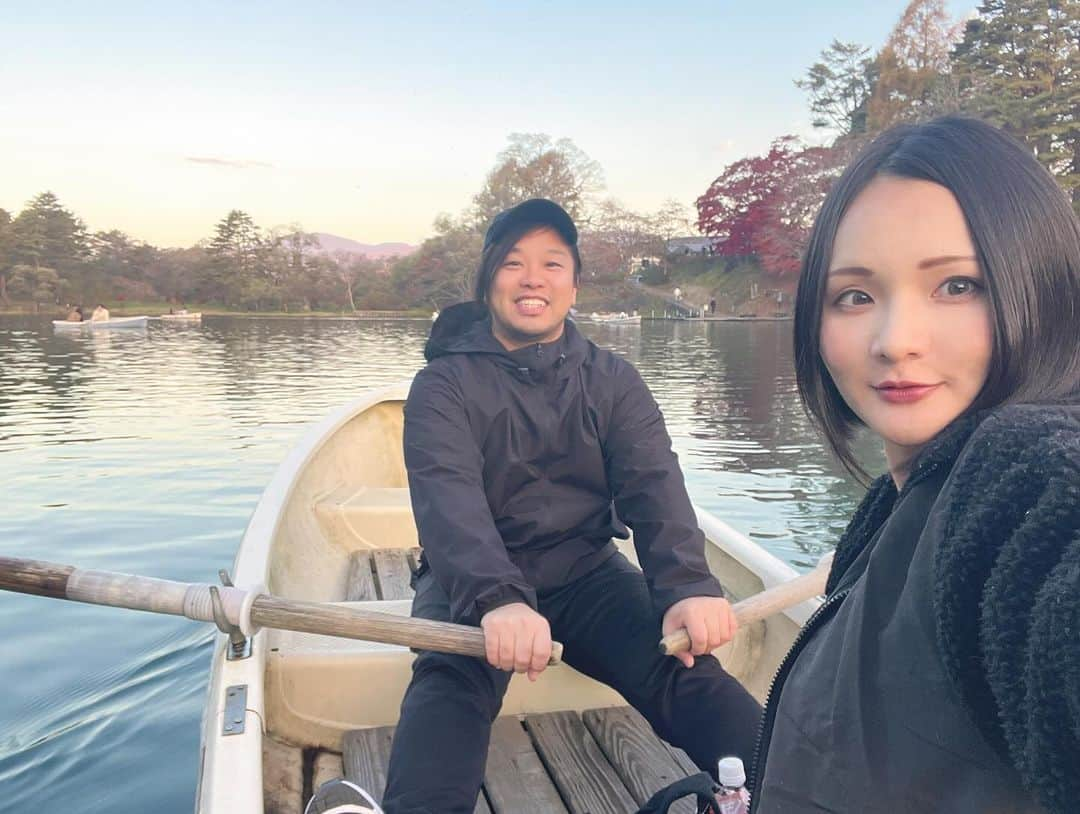 あゆむさんのインスタグラム写真 - (あゆむInstagram)「紅葉を観に裏磐梯へ🏎 もみじも湖も綺麗で素敵な所やったー！🍁 帰りは温泉も入れてスーパーリフレッシュ♨️♡⃛  久しぶりに86ちゃんで思いきりドライブできてHappyでした！ (帰りは旦那様に運転替わってもらいました🏎♡)   #裏磐梯  #zn6  #toyota86   #japaneseautumn」12月7日 18時39分 - aym_lml