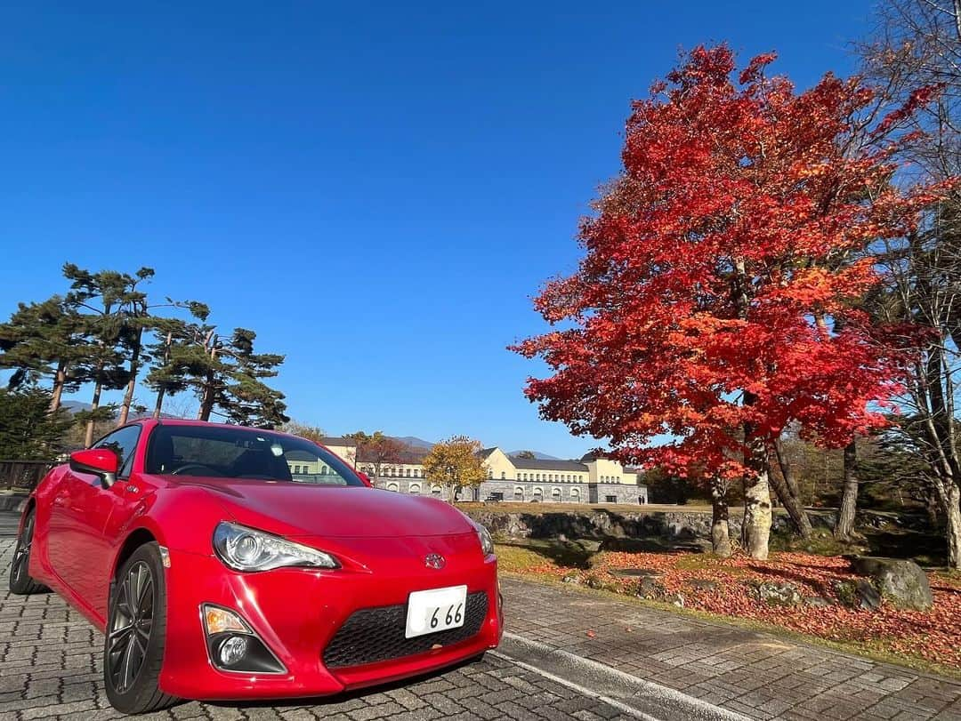 あゆむさんのインスタグラム写真 - (あゆむInstagram)「紅葉を観に裏磐梯へ🏎 もみじも湖も綺麗で素敵な所やったー！🍁 帰りは温泉も入れてスーパーリフレッシュ♨️♡⃛  久しぶりに86ちゃんで思いきりドライブできてHappyでした！ (帰りは旦那様に運転替わってもらいました🏎♡)   #裏磐梯  #zn6  #toyota86   #japaneseautumn」12月7日 18時39分 - aym_lml