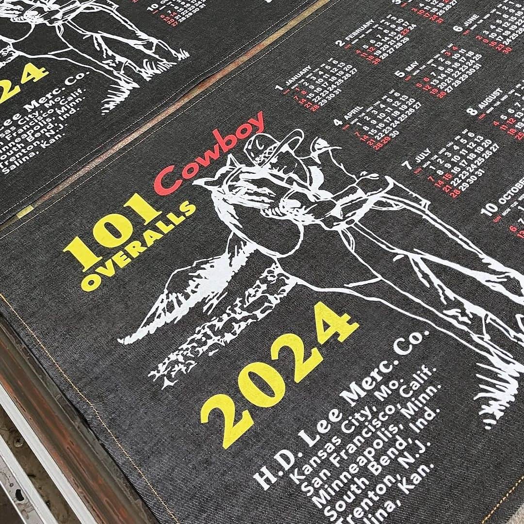 リーさんのインスタグラム写真 - (リーInstagram)「Lee デニムカレンダー2024  毎年恒例のデニムカレンダープレゼントキャンペーンがスタート！  2024年は、1924年にリリースされ100周年を迎える『COWBOY PANTS』のデザインを採用しています。  12月8日(金) より Lee公式オンラインショップ 全国のLee直営店及びアウトレットにて 10,000円（税込）以上のご購入方へプレゼント！ ※なくなり次第、配布終了となります。  この機会にぜひお買い求めください！   #lee #leejapan #leejeans #leecowboy #リー #リージャパン #デニムカレンダー」12月7日 18時31分 - leejeansjp