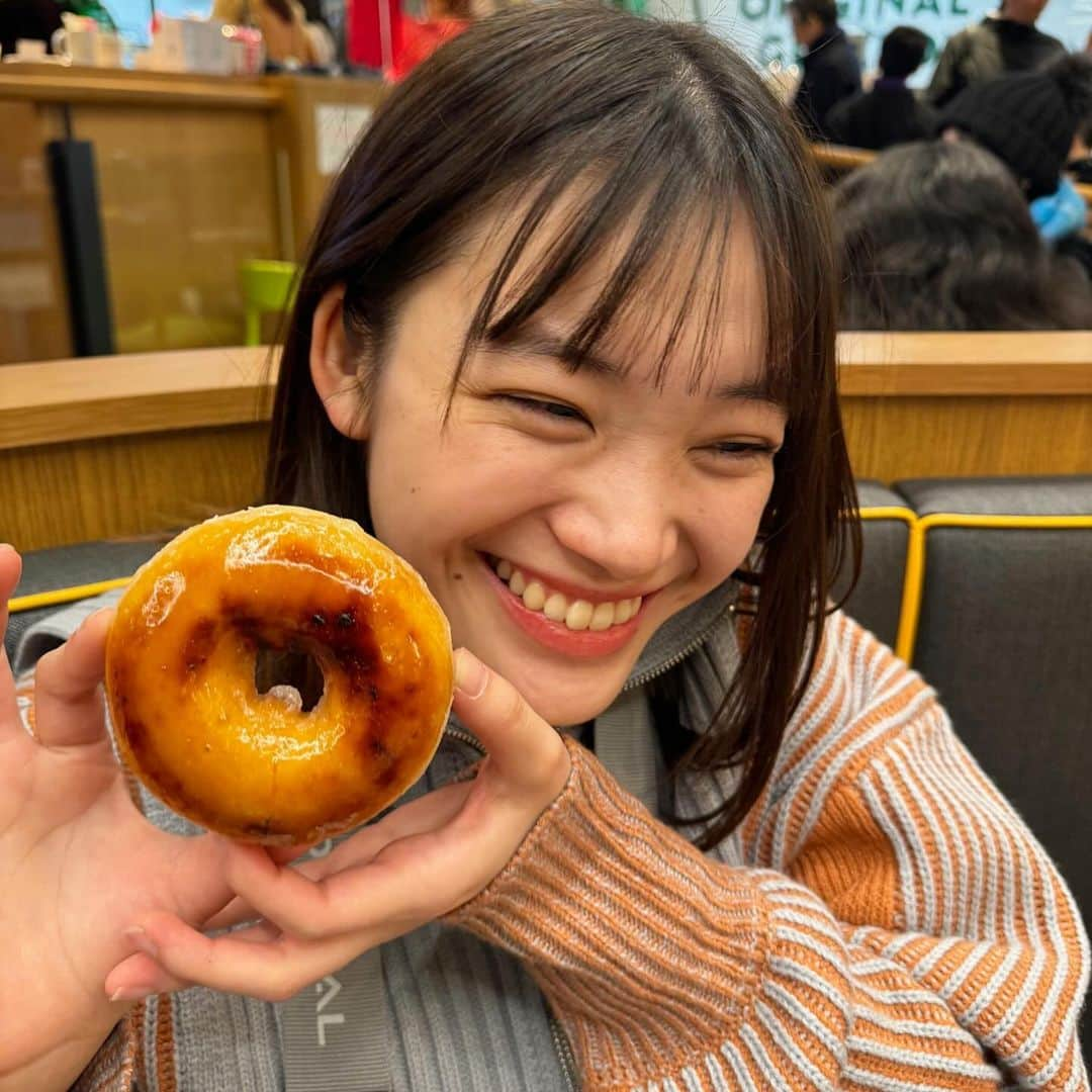 中崎花音さんのインスタグラム写真 - (中崎花音Instagram)「先日、撮影終わりに食べたドーナツ🍩 1個にしようと思ったけど後から追加でもう1つ食べました☺︎笑 写真のはクレームブリュレ味。 中にカスタード入ってて美味しかった☺️ この日はたくさん歌って踊ったんだぁ。 皆さんに良いお知らせができるように今後も走り続けます。 いつもコメントありがとう🫶  #クリスピークリームドーナツ #クリスピークリーム #ドーナツ屋さん #渋谷カフェ #撮影 #オフショット #ぼぶ #デザートカフェ #おやつの時間 #クレームブリュレ」12月7日 18時32分 - cq_kanon_n