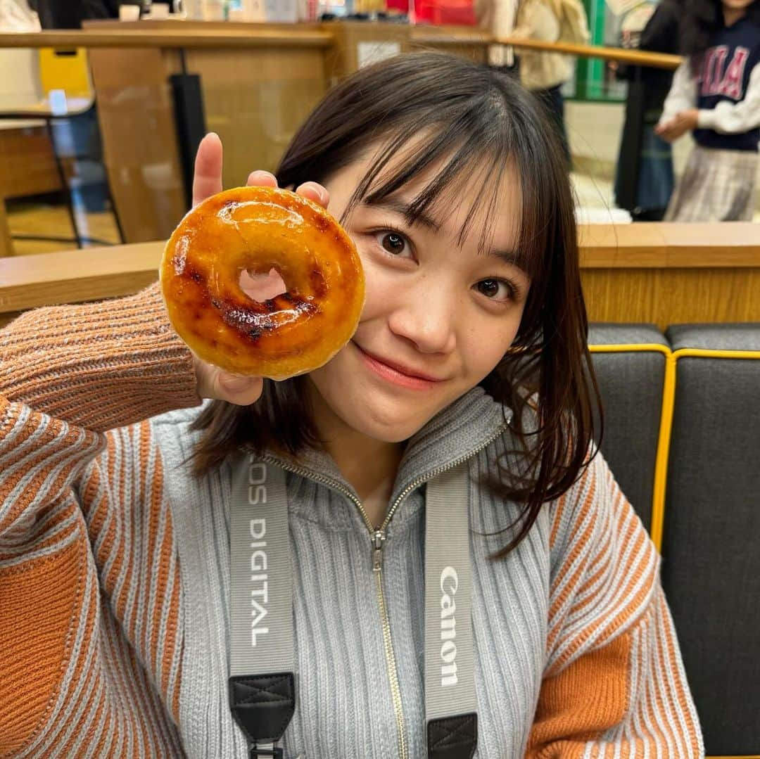 中崎花音さんのインスタグラム写真 - (中崎花音Instagram)「先日、撮影終わりに食べたドーナツ🍩 1個にしようと思ったけど後から追加でもう1つ食べました☺︎笑 写真のはクレームブリュレ味。 中にカスタード入ってて美味しかった☺️ この日はたくさん歌って踊ったんだぁ。 皆さんに良いお知らせができるように今後も走り続けます。 いつもコメントありがとう🫶  #クリスピークリームドーナツ #クリスピークリーム #ドーナツ屋さん #渋谷カフェ #撮影 #オフショット #ぼぶ #デザートカフェ #おやつの時間 #クレームブリュレ」12月7日 18時32分 - cq_kanon_n