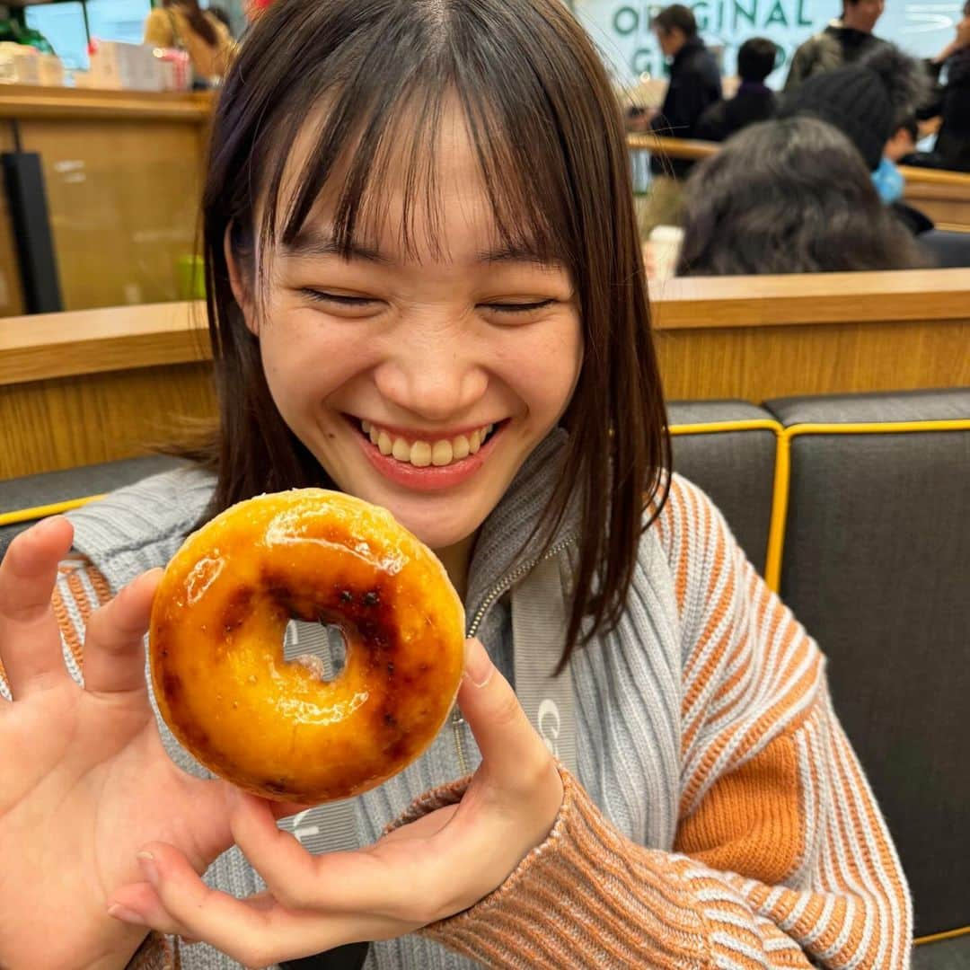 中崎花音さんのインスタグラム写真 - (中崎花音Instagram)「先日、撮影終わりに食べたドーナツ🍩 1個にしようと思ったけど後から追加でもう1つ食べました☺︎笑 写真のはクレームブリュレ味。 中にカスタード入ってて美味しかった☺️ この日はたくさん歌って踊ったんだぁ。 皆さんに良いお知らせができるように今後も走り続けます。 いつもコメントありがとう🫶  #クリスピークリームドーナツ #クリスピークリーム #ドーナツ屋さん #渋谷カフェ #撮影 #オフショット #ぼぶ #デザートカフェ #おやつの時間 #クレームブリュレ」12月7日 18時32分 - cq_kanon_n