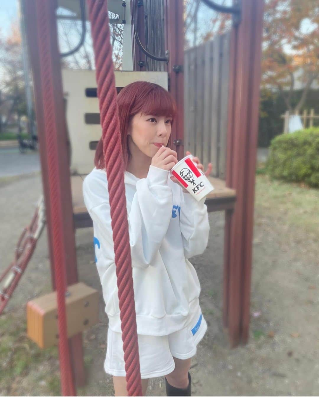 桜花りなさんのインスタグラム写真 - (桜花りなInstagram)「気分転換に実家の近くお散歩🚶‍♀️❤︎ ハンバーガーのお供は炭酸ｼﾞｭｰｽ派!! ドリンクは何にする〜?? 🥤 #産後　#お散歩　#ケンタッキー」12月7日 18時32分 - xxyuricornxx