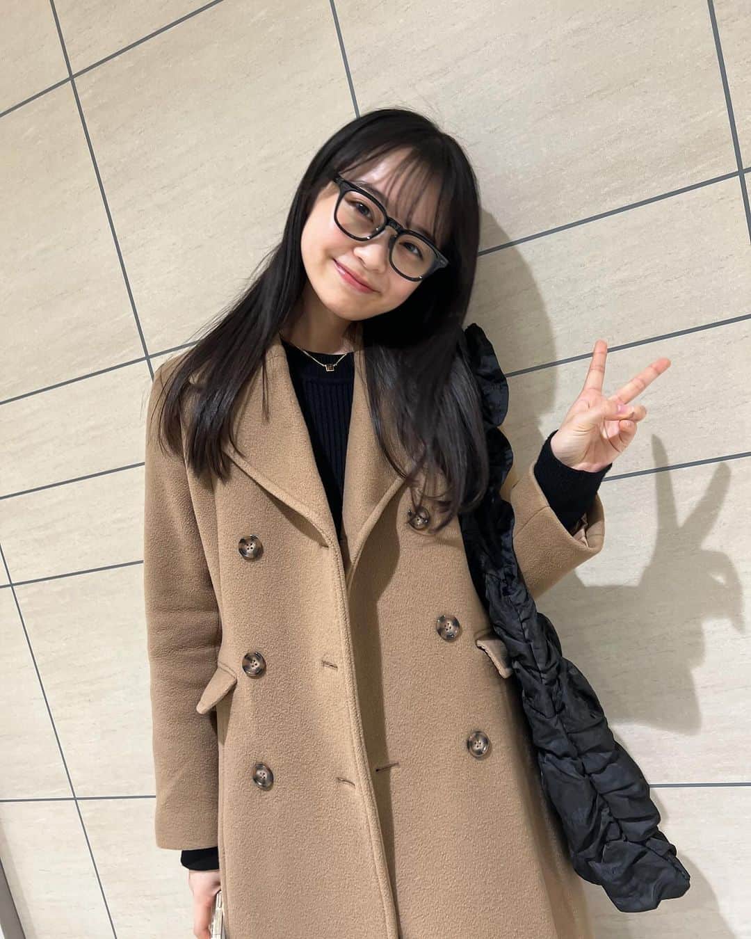 林芽亜里のインスタグラム：「🎀 ⁡ 前に話してたのはこのメガネでした〜👓 いろんな形を試着してこれが1番びびっときた🫶 ⁡ ⁡ ⁡ メガネかけるだけでかっこよくなった気分！！ だけどこの日はノーメイクだからかっこよくはなれなかった、😶笑 ⁡ ⁡ ⁡ #林芽亜里 #メガネ」