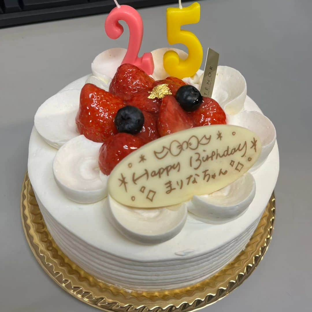 加藤万里奈さんのインスタグラム写真 - (加藤万里奈Instagram)「本日25の誕生日を迎えました。  一年ってあっという間です。  夫人の家に行ったらスタッフの皆と夫人がケーキのサプライズをしてくれました。  とっても嬉しかったです。  ありがとう！！」12月7日 18時36分 - _marinakato_