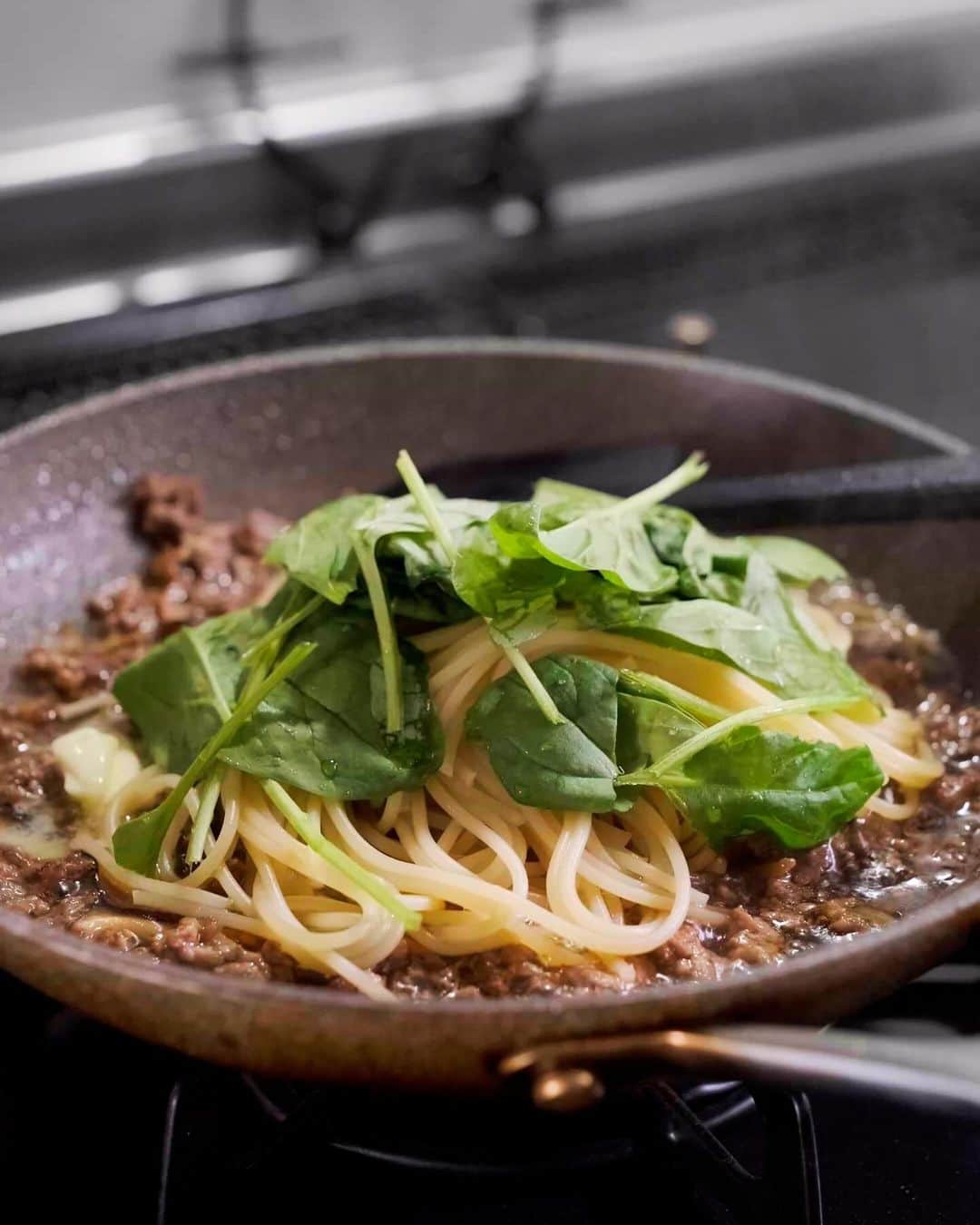 Ryogoさんのインスタグラム写真 - (RyogoInstagram)「🍝 ほうれん草とひき肉の甘辛パスタ。 合挽き肉を使った甘辛味付けは間違いない。 ⁡ ほうれん草は生でも食べれるサラダほうれん草にしてパスタを和えるタイミングで投入。←もちろん普通のほうれん草を炒めてもOK🙆‍♂️ ⁡ 薄切りにして入れる椎茸も脇役ながら良い味出してて👍 ⁡ ——————————— ⁡ ▹レシピ本 「おうちで本格！BINANPASTA流 映えうまパスタレシピ」(宝島社)が全国の書店、オンラインで好評発売中📙詳しくはハイライトの【🎁レシピ本】からどうぞ。 ⁡ ——————————— ⁡ ✱ 今日のパスタ 『ほうれん草とひき肉の甘辛パスタ』 ⁡ ⋈ 材料(1人前) パスタ　80g 合挽き肉　80g サラダほうれん草　10g 椎茸（薄切り）1個 オリーブオイル　大さじ1/2 バター　5g ☆醤油　小さじ2 ☆みりん　小さじ2 ☆砂糖　小さじ1 ブラックペッパー　適量 塩　適量 ⁡ ⋈ 作り方 1. 沸騰したお湯の中に塩を入れてパスタを茹で始めます。 2. フライパンにオリーブオイルとひき肉を入れて中火で片面焼き色がつくまで焼きます。 3. 焼き色がついたらひっくり返して弱火にし、椎茸を加えてひき肉をほぐしながら炒めます。 4. 全体に火が通ったら☆を加えてサッと混ぜ合わせ、茹で汁（お玉1/2~1杯程度）でソースを整えます。 5. 茹で上がったパスタとサラダほうれん草、バターをフライパンに加えて素早く混ぜ合わせます。 6. お皿に盛り付けたら、仕上げにブラックペッパーをトッピングして完成です。 ⁡ ⋈ より詳しいレシピはHPでご紹介 *プロフィール(@binanpasta )からアクセスできます。←愛用アイテム一覧もあります。 ⁡ ✱「BINANPASTAのレシピを参考に作ったよ」という方は、ぜひ @binanpasta をタグ付けして写真を投稿してください。XやThreadsも大歓迎👏👏 ⁡ -——————————— ⁡ ▹YouTube 2チャンネルあります。チャンネル登録してね🍳 ・まかない食堂 ・BINANPASTA ⁡ ▹レシピサイト(BINANPASTA) 約700種類のパスタレシピを無料で公開しています🍝 *プロフィール(@binanpasta )からも飛べます。 ⁡ #BINANPASTA #パスタレシピ #私のおうちパスタ  ⁡ -——————————— ⁡ #パスタ #レシピ #ほうれん草 #和風パスタ #フーディーテーブル #おうちごはん」12月7日 18時36分 - binanpasta