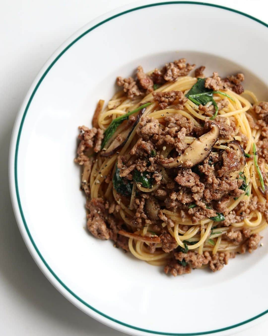 Ryogoさんのインスタグラム写真 - (RyogoInstagram)「🍝 ほうれん草とひき肉の甘辛パスタ。 合挽き肉を使った甘辛味付けは間違いない。 ⁡ ほうれん草は生でも食べれるサラダほうれん草にしてパスタを和えるタイミングで投入。←もちろん普通のほうれん草を炒めてもOK🙆‍♂️ ⁡ 薄切りにして入れる椎茸も脇役ながら良い味出してて👍 ⁡ ——————————— ⁡ ▹レシピ本 「おうちで本格！BINANPASTA流 映えうまパスタレシピ」(宝島社)が全国の書店、オンラインで好評発売中📙詳しくはハイライトの【🎁レシピ本】からどうぞ。 ⁡ ——————————— ⁡ ✱ 今日のパスタ 『ほうれん草とひき肉の甘辛パスタ』 ⁡ ⋈ 材料(1人前) パスタ　80g 合挽き肉　80g サラダほうれん草　10g 椎茸（薄切り）1個 オリーブオイル　大さじ1/2 バター　5g ☆醤油　小さじ2 ☆みりん　小さじ2 ☆砂糖　小さじ1 ブラックペッパー　適量 塩　適量 ⁡ ⋈ 作り方 1. 沸騰したお湯の中に塩を入れてパスタを茹で始めます。 2. フライパンにオリーブオイルとひき肉を入れて中火で片面焼き色がつくまで焼きます。 3. 焼き色がついたらひっくり返して弱火にし、椎茸を加えてひき肉をほぐしながら炒めます。 4. 全体に火が通ったら☆を加えてサッと混ぜ合わせ、茹で汁（お玉1/2~1杯程度）でソースを整えます。 5. 茹で上がったパスタとサラダほうれん草、バターをフライパンに加えて素早く混ぜ合わせます。 6. お皿に盛り付けたら、仕上げにブラックペッパーをトッピングして完成です。 ⁡ ⋈ より詳しいレシピはHPでご紹介 *プロフィール(@binanpasta )からアクセスできます。←愛用アイテム一覧もあります。 ⁡ ✱「BINANPASTAのレシピを参考に作ったよ」という方は、ぜひ @binanpasta をタグ付けして写真を投稿してください。XやThreadsも大歓迎👏👏 ⁡ -——————————— ⁡ ▹YouTube 2チャンネルあります。チャンネル登録してね🍳 ・まかない食堂 ・BINANPASTA ⁡ ▹レシピサイト(BINANPASTA) 約700種類のパスタレシピを無料で公開しています🍝 *プロフィール(@binanpasta )からも飛べます。 ⁡ #BINANPASTA #パスタレシピ #私のおうちパスタ  ⁡ -——————————— ⁡ #パスタ #レシピ #ほうれん草 #和風パスタ #フーディーテーブル #おうちごはん」12月7日 18時36分 - binanpasta