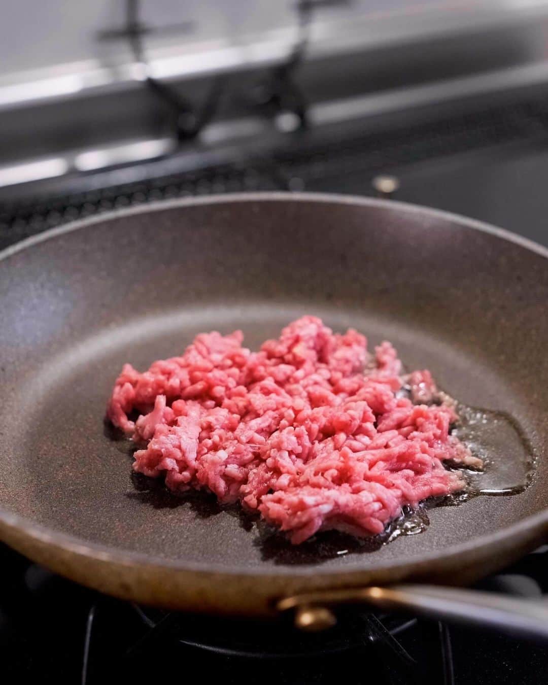Ryogoさんのインスタグラム写真 - (RyogoInstagram)「🍝 ほうれん草とひき肉の甘辛パスタ。 合挽き肉を使った甘辛味付けは間違いない。 ⁡ ほうれん草は生でも食べれるサラダほうれん草にしてパスタを和えるタイミングで投入。←もちろん普通のほうれん草を炒めてもOK🙆‍♂️ ⁡ 薄切りにして入れる椎茸も脇役ながら良い味出してて👍 ⁡ ——————————— ⁡ ▹レシピ本 「おうちで本格！BINANPASTA流 映えうまパスタレシピ」(宝島社)が全国の書店、オンラインで好評発売中📙詳しくはハイライトの【🎁レシピ本】からどうぞ。 ⁡ ——————————— ⁡ ✱ 今日のパスタ 『ほうれん草とひき肉の甘辛パスタ』 ⁡ ⋈ 材料(1人前) パスタ　80g 合挽き肉　80g サラダほうれん草　10g 椎茸（薄切り）1個 オリーブオイル　大さじ1/2 バター　5g ☆醤油　小さじ2 ☆みりん　小さじ2 ☆砂糖　小さじ1 ブラックペッパー　適量 塩　適量 ⁡ ⋈ 作り方 1. 沸騰したお湯の中に塩を入れてパスタを茹で始めます。 2. フライパンにオリーブオイルとひき肉を入れて中火で片面焼き色がつくまで焼きます。 3. 焼き色がついたらひっくり返して弱火にし、椎茸を加えてひき肉をほぐしながら炒めます。 4. 全体に火が通ったら☆を加えてサッと混ぜ合わせ、茹で汁（お玉1/2~1杯程度）でソースを整えます。 5. 茹で上がったパスタとサラダほうれん草、バターをフライパンに加えて素早く混ぜ合わせます。 6. お皿に盛り付けたら、仕上げにブラックペッパーをトッピングして完成です。 ⁡ ⋈ より詳しいレシピはHPでご紹介 *プロフィール(@binanpasta )からアクセスできます。←愛用アイテム一覧もあります。 ⁡ ✱「BINANPASTAのレシピを参考に作ったよ」という方は、ぜひ @binanpasta をタグ付けして写真を投稿してください。XやThreadsも大歓迎👏👏 ⁡ -——————————— ⁡ ▹YouTube 2チャンネルあります。チャンネル登録してね🍳 ・まかない食堂 ・BINANPASTA ⁡ ▹レシピサイト(BINANPASTA) 約700種類のパスタレシピを無料で公開しています🍝 *プロフィール(@binanpasta )からも飛べます。 ⁡ #BINANPASTA #パスタレシピ #私のおうちパスタ  ⁡ -——————————— ⁡ #パスタ #レシピ #ほうれん草 #和風パスタ #フーディーテーブル #おうちごはん」12月7日 18時36分 - binanpasta