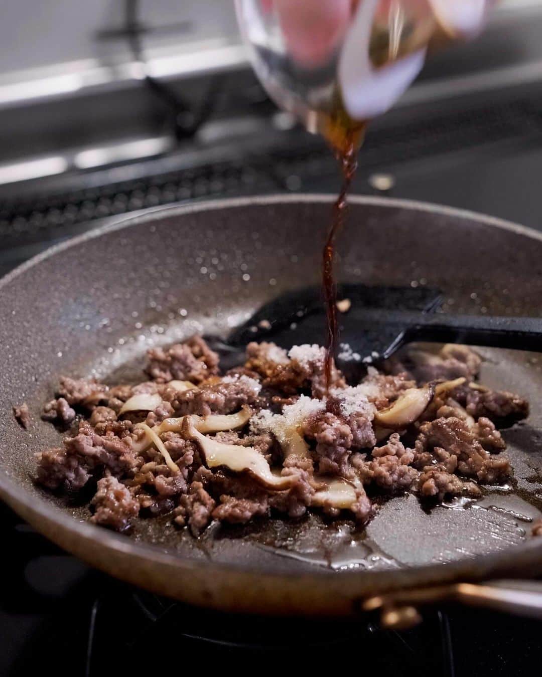 Ryogoさんのインスタグラム写真 - (RyogoInstagram)「🍝 ほうれん草とひき肉の甘辛パスタ。 合挽き肉を使った甘辛味付けは間違いない。 ⁡ ほうれん草は生でも食べれるサラダほうれん草にしてパスタを和えるタイミングで投入。←もちろん普通のほうれん草を炒めてもOK🙆‍♂️ ⁡ 薄切りにして入れる椎茸も脇役ながら良い味出してて👍 ⁡ ——————————— ⁡ ▹レシピ本 「おうちで本格！BINANPASTA流 映えうまパスタレシピ」(宝島社)が全国の書店、オンラインで好評発売中📙詳しくはハイライトの【🎁レシピ本】からどうぞ。 ⁡ ——————————— ⁡ ✱ 今日のパスタ 『ほうれん草とひき肉の甘辛パスタ』 ⁡ ⋈ 材料(1人前) パスタ　80g 合挽き肉　80g サラダほうれん草　10g 椎茸（薄切り）1個 オリーブオイル　大さじ1/2 バター　5g ☆醤油　小さじ2 ☆みりん　小さじ2 ☆砂糖　小さじ1 ブラックペッパー　適量 塩　適量 ⁡ ⋈ 作り方 1. 沸騰したお湯の中に塩を入れてパスタを茹で始めます。 2. フライパンにオリーブオイルとひき肉を入れて中火で片面焼き色がつくまで焼きます。 3. 焼き色がついたらひっくり返して弱火にし、椎茸を加えてひき肉をほぐしながら炒めます。 4. 全体に火が通ったら☆を加えてサッと混ぜ合わせ、茹で汁（お玉1/2~1杯程度）でソースを整えます。 5. 茹で上がったパスタとサラダほうれん草、バターをフライパンに加えて素早く混ぜ合わせます。 6. お皿に盛り付けたら、仕上げにブラックペッパーをトッピングして完成です。 ⁡ ⋈ より詳しいレシピはHPでご紹介 *プロフィール(@binanpasta )からアクセスできます。←愛用アイテム一覧もあります。 ⁡ ✱「BINANPASTAのレシピを参考に作ったよ」という方は、ぜひ @binanpasta をタグ付けして写真を投稿してください。XやThreadsも大歓迎👏👏 ⁡ -——————————— ⁡ ▹YouTube 2チャンネルあります。チャンネル登録してね🍳 ・まかない食堂 ・BINANPASTA ⁡ ▹レシピサイト(BINANPASTA) 約700種類のパスタレシピを無料で公開しています🍝 *プロフィール(@binanpasta )からも飛べます。 ⁡ #BINANPASTA #パスタレシピ #私のおうちパスタ  ⁡ -——————————— ⁡ #パスタ #レシピ #ほうれん草 #和風パスタ #フーディーテーブル #おうちごはん」12月7日 18時36分 - binanpasta
