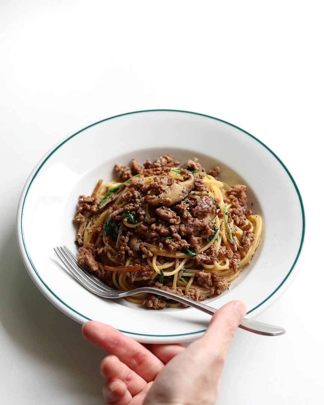 Ryogoのインスタグラム：「🍝 ほうれん草とひき肉の甘辛パスタ。 合挽き肉を使った甘辛味付けは間違いない。 ⁡ ほうれん草は生でも食べれるサラダほうれん草にしてパスタを和えるタイミングで投入。←もちろん普通のほうれん草を炒めてもOK🙆‍♂️ ⁡ 薄切りにして入れる椎茸も脇役ながら良い味出してて👍 ⁡ ——————————— ⁡ ▹レシピ本 「おうちで本格！BINANPASTA流 映えうまパスタレシピ」(宝島社)が全国の書店、オンラインで好評発売中📙詳しくはハイライトの【🎁レシピ本】からどうぞ。 ⁡ ——————————— ⁡ ✱ 今日のパスタ 『ほうれん草とひき肉の甘辛パスタ』 ⁡ ⋈ 材料(1人前) パスタ　80g 合挽き肉　80g サラダほうれん草　10g 椎茸（薄切り）1個 オリーブオイル　大さじ1/2 バター　5g ☆醤油　小さじ2 ☆みりん　小さじ2 ☆砂糖　小さじ1 ブラックペッパー　適量 塩　適量 ⁡ ⋈ 作り方 1. 沸騰したお湯の中に塩を入れてパスタを茹で始めます。 2. フライパンにオリーブオイルとひき肉を入れて中火で片面焼き色がつくまで焼きます。 3. 焼き色がついたらひっくり返して弱火にし、椎茸を加えてひき肉をほぐしながら炒めます。 4. 全体に火が通ったら☆を加えてサッと混ぜ合わせ、茹で汁（お玉1/2~1杯程度）でソースを整えます。 5. 茹で上がったパスタとサラダほうれん草、バターをフライパンに加えて素早く混ぜ合わせます。 6. お皿に盛り付けたら、仕上げにブラックペッパーをトッピングして完成です。 ⁡ ⋈ より詳しいレシピはHPでご紹介 *プロフィール(@binanpasta )からアクセスできます。←愛用アイテム一覧もあります。 ⁡ ✱「BINANPASTAのレシピを参考に作ったよ」という方は、ぜひ @binanpasta をタグ付けして写真を投稿してください。XやThreadsも大歓迎👏👏 ⁡ -——————————— ⁡ ▹YouTube 2チャンネルあります。チャンネル登録してね🍳 ・まかない食堂 ・BINANPASTA ⁡ ▹レシピサイト(BINANPASTA) 約700種類のパスタレシピを無料で公開しています🍝 *プロフィール(@binanpasta )からも飛べます。 ⁡ #BINANPASTA #パスタレシピ #私のおうちパスタ  ⁡ -——————————— ⁡ #パスタ #レシピ #ほうれん草 #和風パスタ #フーディーテーブル #おうちごはん」