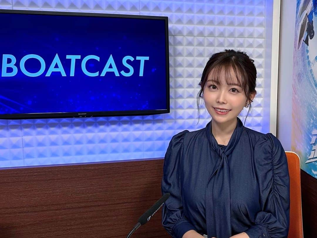 辻満里奈さんのインスタグラム写真 - (辻満里奈Instagram)「昨日のBOATCAST NEWS🚤✨ 若松ミッドナイト開催中で夜遅いスタートでしたが、お付き合いいただいた皆さん、ありがとうございました🌙  慌てていて前の収録から衣装を着替え忘れてしまったのですが、メイクさんが髪型で印象をガラッと変えてくれました🙏✨笑　  #boatcastnews #boatraceプレミア #ボートレース #ボートキャスト #ボートキャストニュース #衣装 #swingle #dynamiteboatrace #六本木 #アナウンサー #セントフォース #辻満里奈」12月7日 18時37分 - marina__tsuji