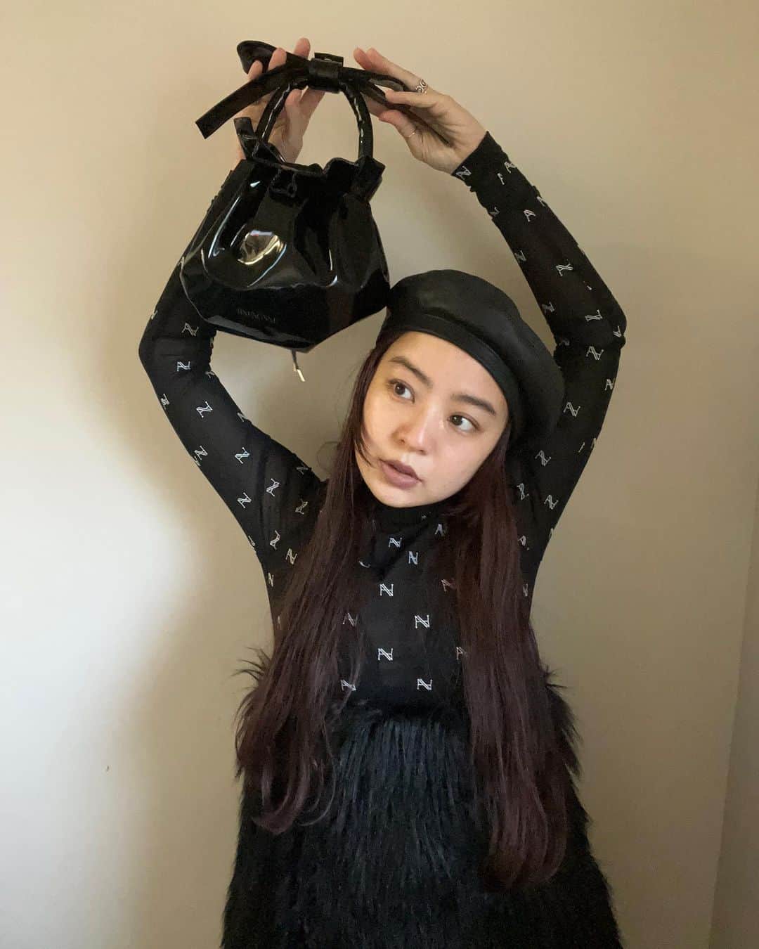 Mio Nagaiのインスタグラム：「. tops / KISHIMEN TOPS dress / KISHIMEN FUR MINI DRESS bag / OMOCHI MINI BAG  12/14(thu)までHAENGNAEのオリジナルフレグランスの受注会も開催しています。 店内が良い香りで癒されてる🧴  #HAENGNAE #3912higashi」