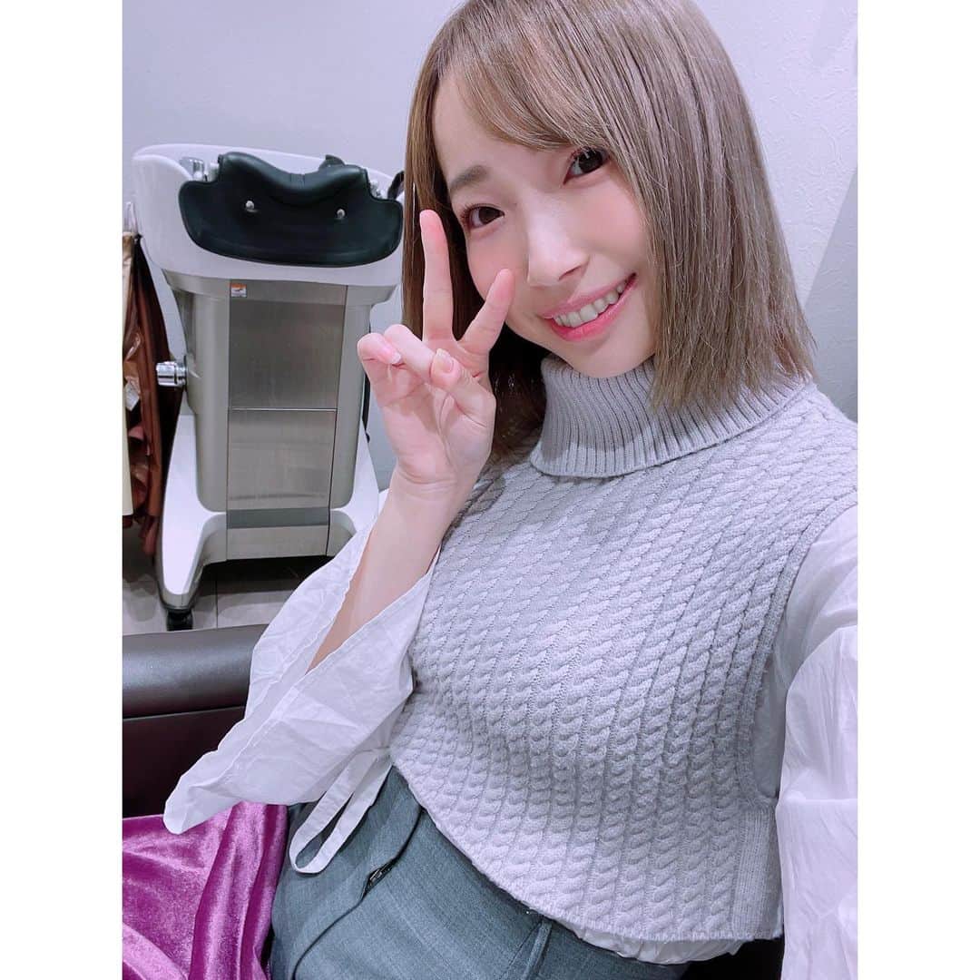 有明ゆなさんのインスタグラム写真 - (有明ゆなInstagram)「住吉駅が最寄駅の 美容室 @abiehair_sumiyoshi さんに トリートメント行ってきた💄 . 髪の毛のダメージと 女子会の前のオシャレもかねて 綺麗にしてもらったよ💗 . Aujua(オージュア)4,500円で ゆなの今の髪の毛にあわせて リペアリティー (ブリーチ髪に) クエンチ  (パサつく髪に) でトリートメントをしてくれた✨ . オージュアは すごく髪の毛にもよくて 香りもすごくすき🎈 . 仕上がりも 普段はしない ふんわり巻きにしてくれて ゆなに似合う感じで スタイリングしてくれた🙌 . 個室的なルームで ゆったりとトリートメントできて 至福の時間だった🌈 . 担当してくれた @linna.sakamoto さんも すごく素敵な人で 話があって めっちゃしゃべってしまった🤣 お酒好きな女子っていいよね✨ . . . . PR @abiehair_sumiyoshi #アビーヘアー住吉店 #アビーヘアー #住吉美容室 #住吉美容サロン #住吉ヘッドスパ #住吉トリートメント」12月7日 18時38分 - ariake_yuna