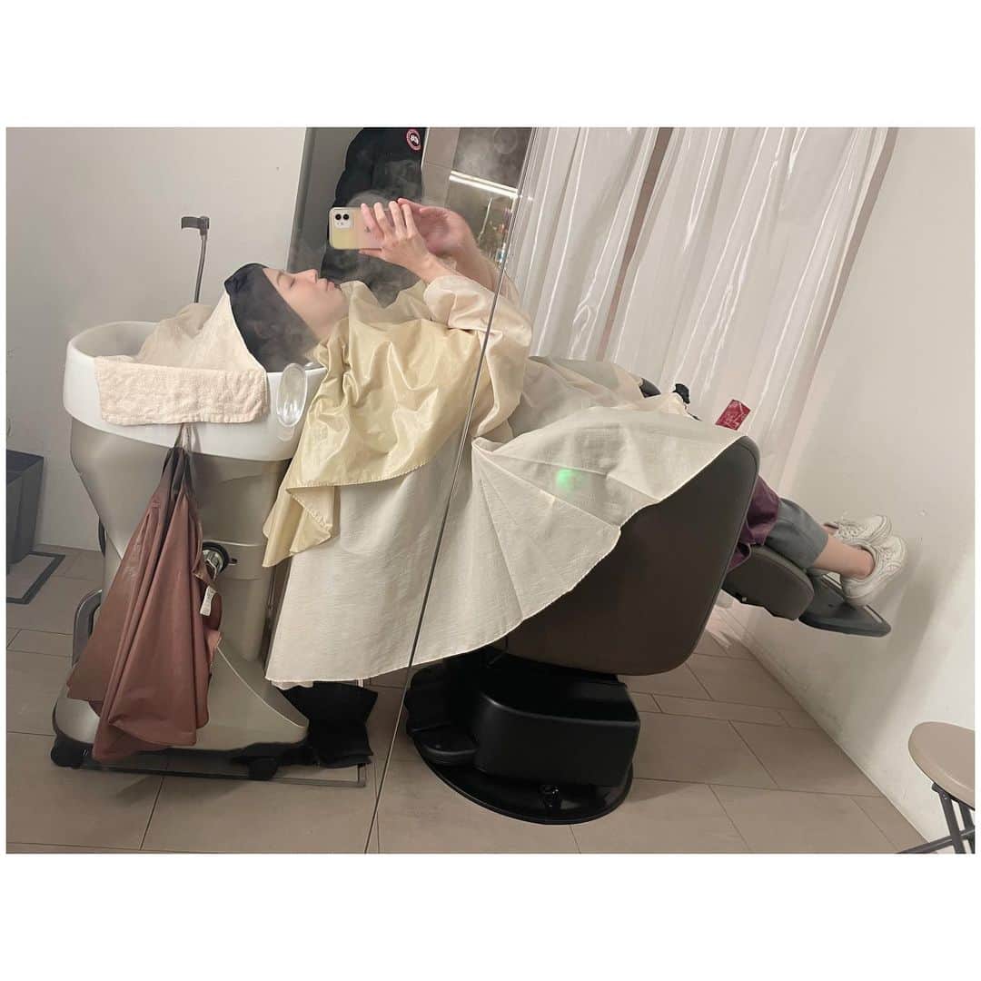 有明ゆなさんのインスタグラム写真 - (有明ゆなInstagram)「住吉駅が最寄駅の 美容室 @abiehair_sumiyoshi さんに トリートメント行ってきた💄 . 髪の毛のダメージと 女子会の前のオシャレもかねて 綺麗にしてもらったよ💗 . Aujua(オージュア)4,500円で ゆなの今の髪の毛にあわせて リペアリティー (ブリーチ髪に) クエンチ  (パサつく髪に) でトリートメントをしてくれた✨ . オージュアは すごく髪の毛にもよくて 香りもすごくすき🎈 . 仕上がりも 普段はしない ふんわり巻きにしてくれて ゆなに似合う感じで スタイリングしてくれた🙌 . 個室的なルームで ゆったりとトリートメントできて 至福の時間だった🌈 . 担当してくれた @linna.sakamoto さんも すごく素敵な人で 話があって めっちゃしゃべってしまった🤣 お酒好きな女子っていいよね✨ . . . . PR @abiehair_sumiyoshi #アビーヘアー住吉店 #アビーヘアー #住吉美容室 #住吉美容サロン #住吉ヘッドスパ #住吉トリートメント」12月7日 18時38分 - ariake_yuna