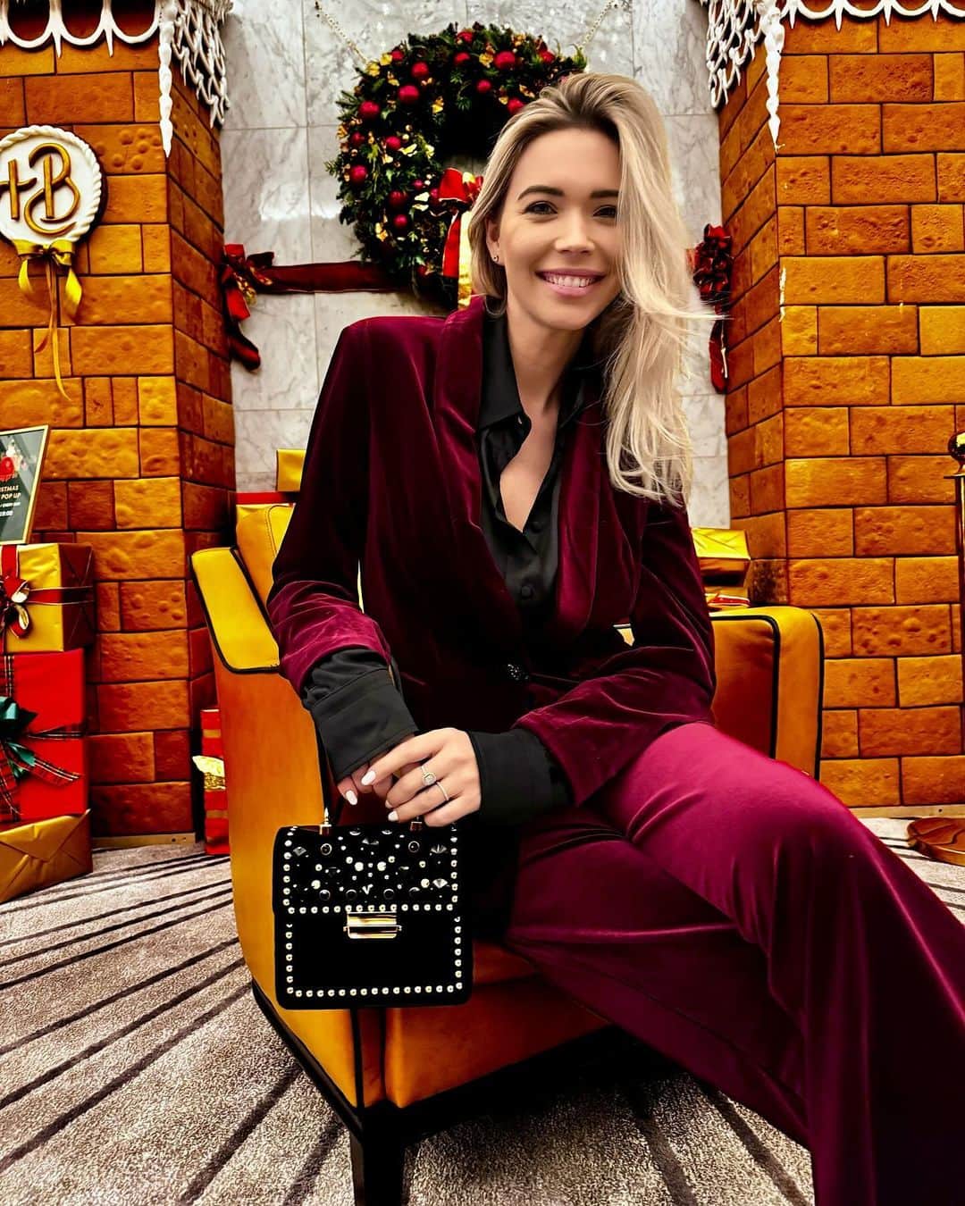 SANDRA KUBICKAのインスタグラム：「Czy ta magia i radość do okola nie można trwać cały rok? 🥹✨❄️ My inner child is so happy in December 🥹 Dziękuję @mohitofashion za piękny prezent świąteczny!   [prezent]」